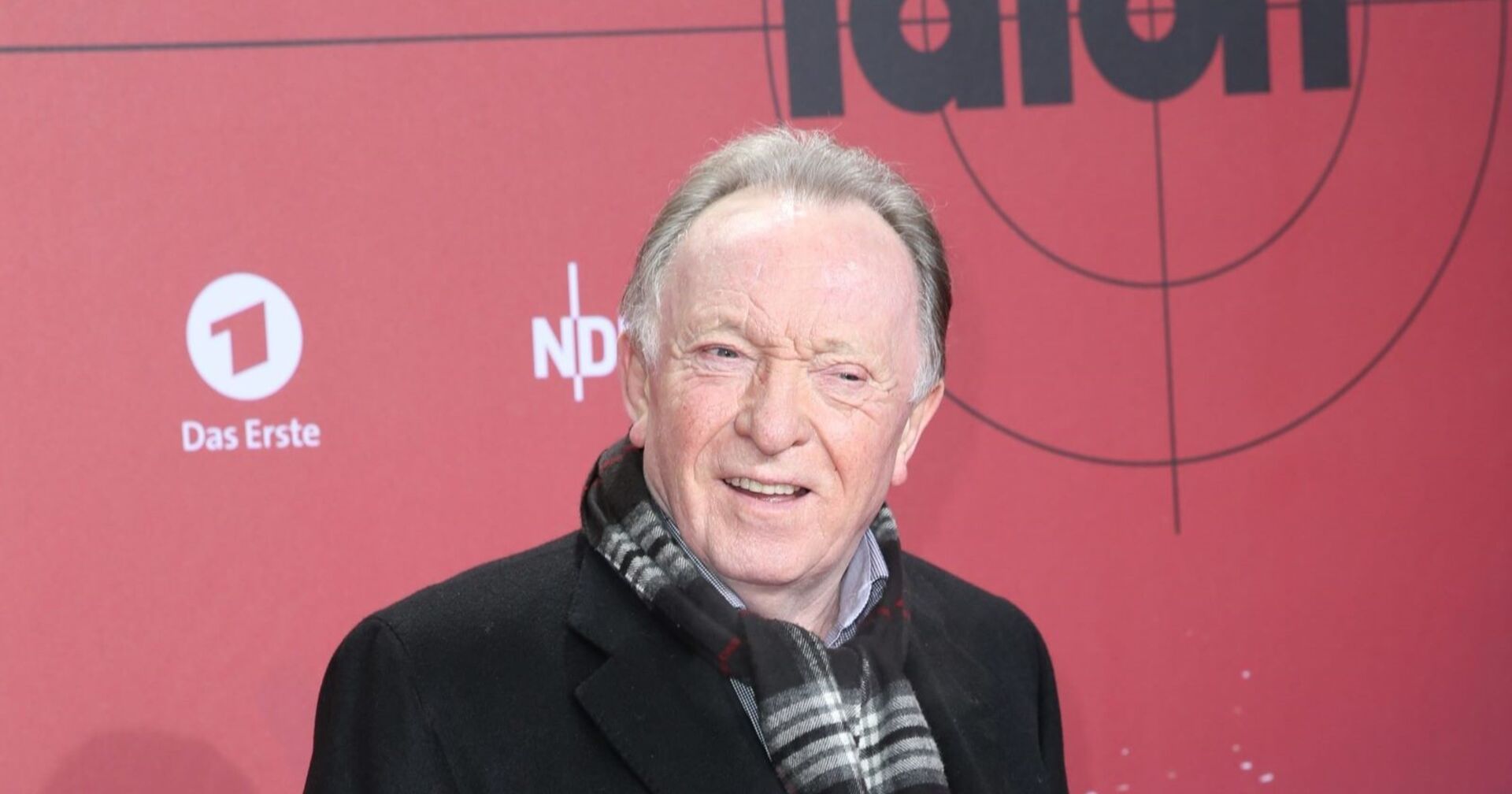 Peter Sodann vor einer Pressewand des Tatort