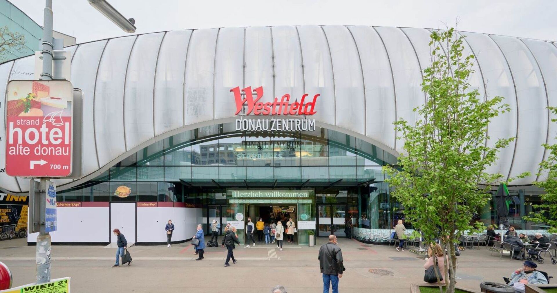 Das Wiener Donauzentrum von außen.