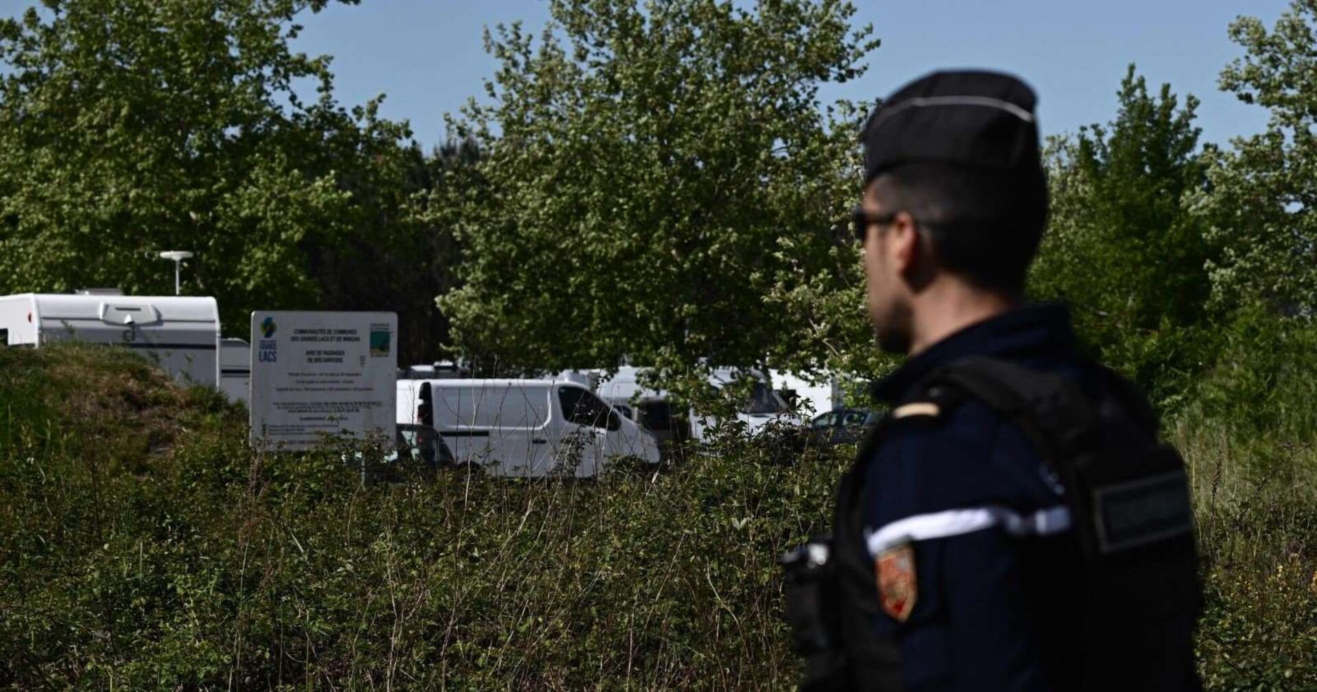 Ein Polizist am Tatort.