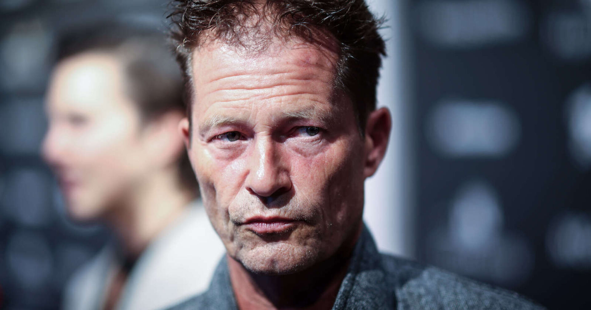 Til Schweiger mit einem grauen Hemd.