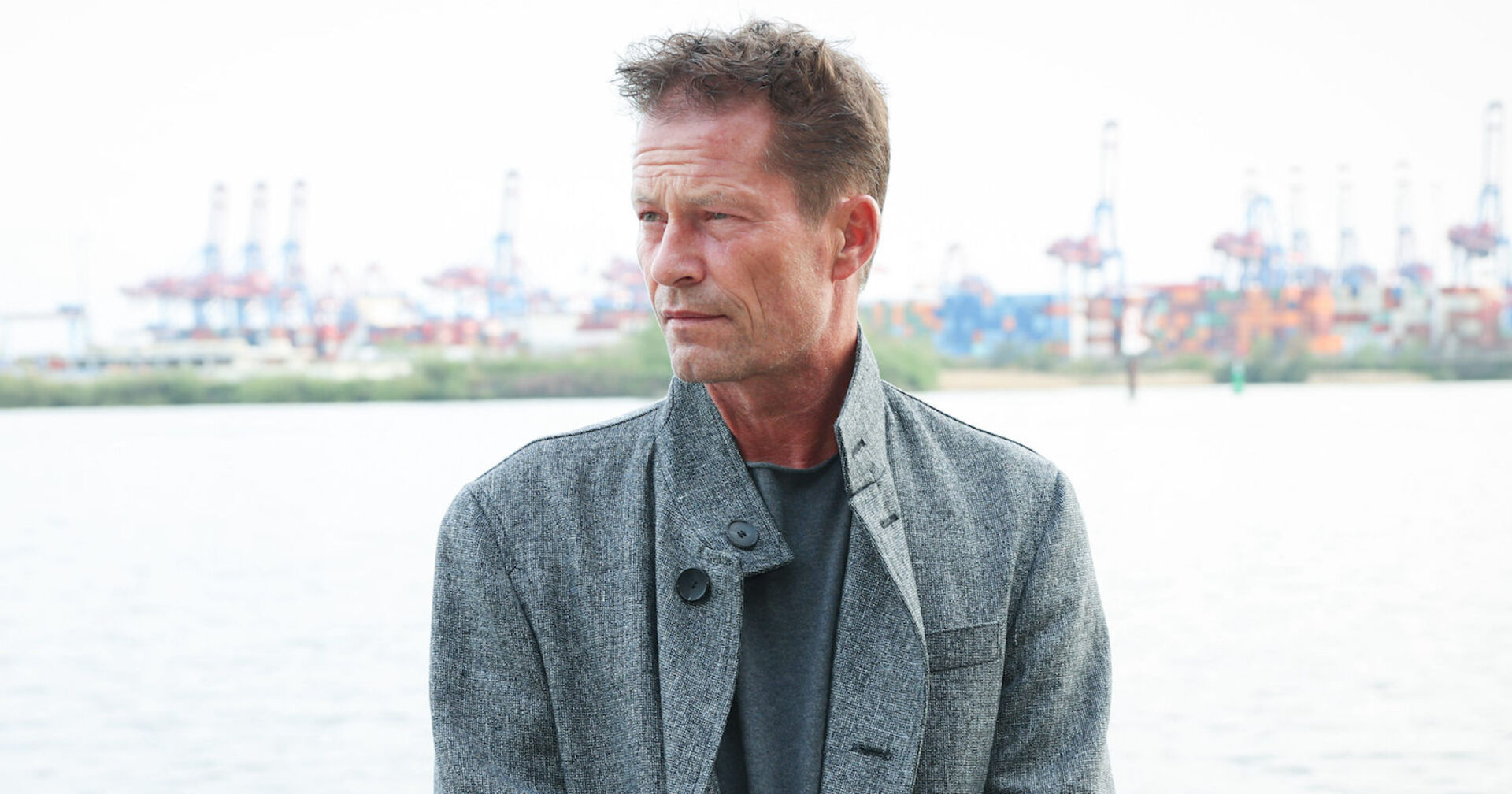 Til Schweiger in einem grauen Mantel.