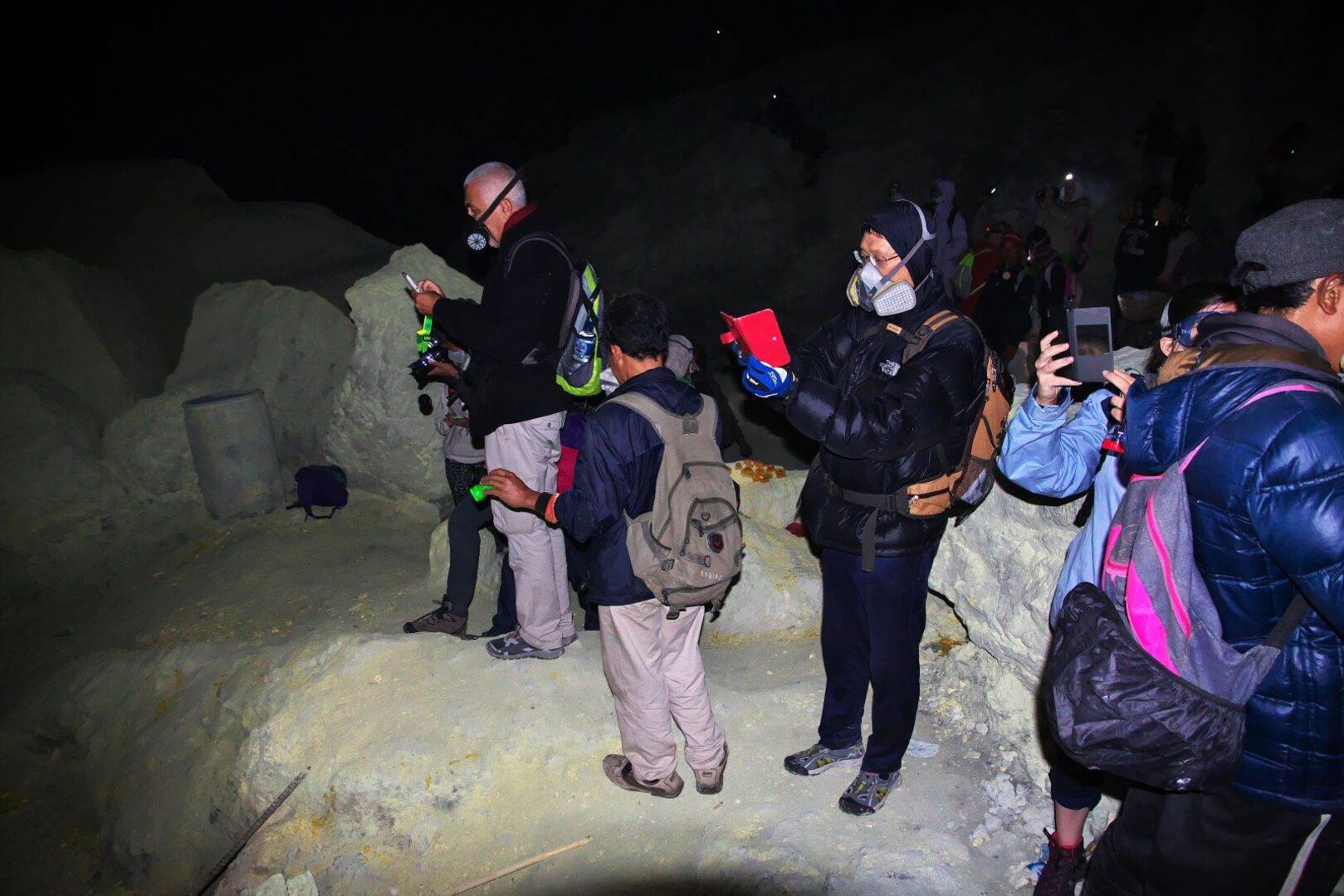 Touristen auf dem Vulkan Ijen in Indonesien.