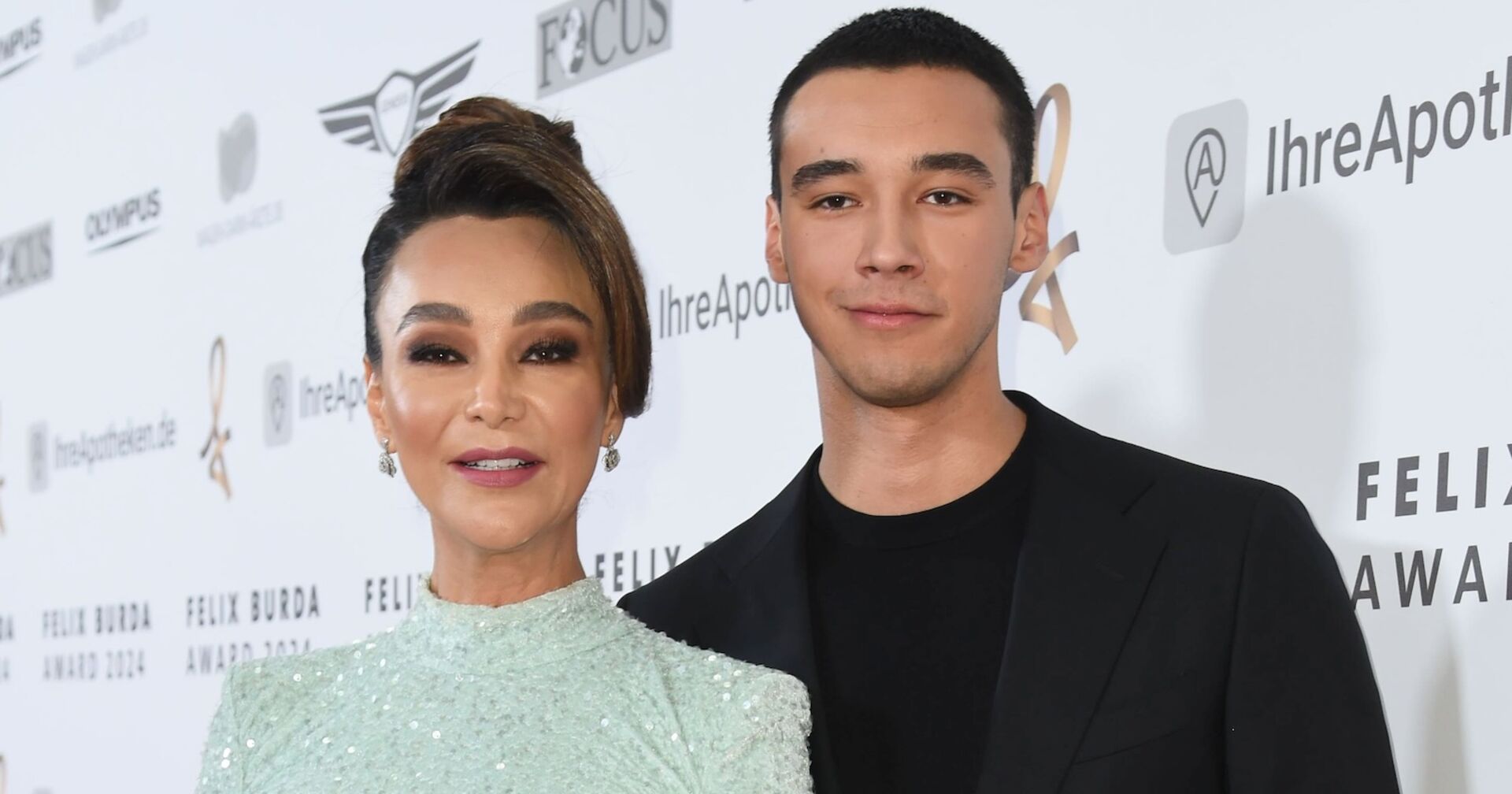 Verona Pooth mit Sohn Diego. Verona trägt ein türkises Kleid und Diego ein schwarzes Outfit.