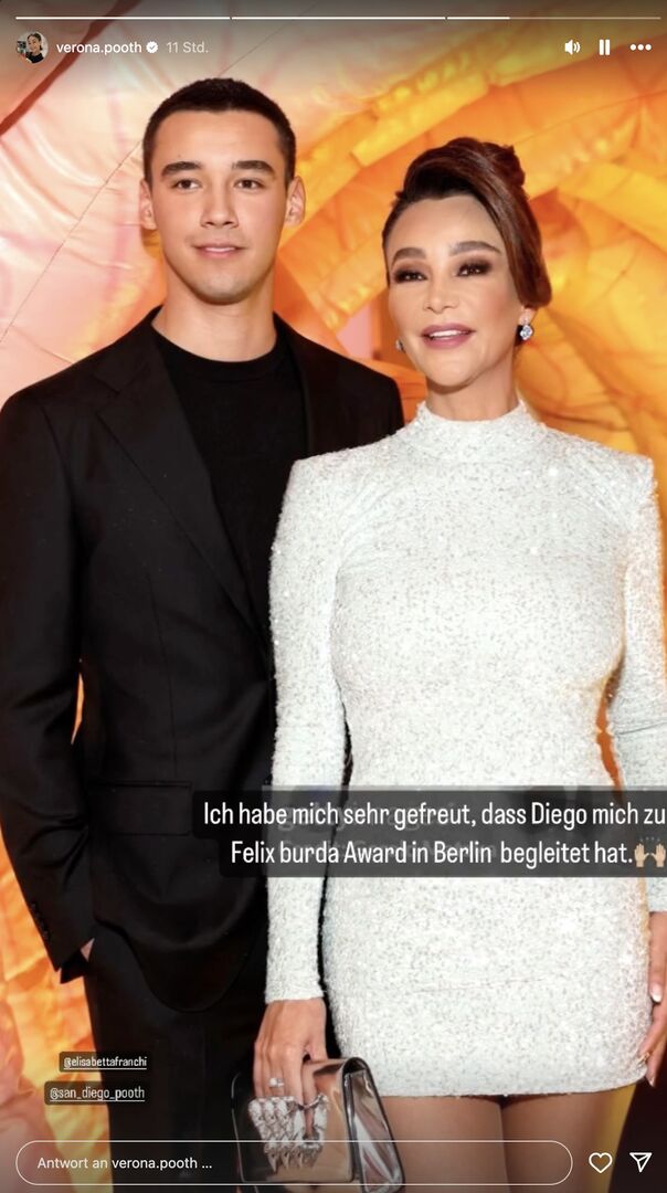 Verona Pooth und Sohn Diego. Verona trägt ein glitzernes Kleid und Diego einen schwarzen Anzug.