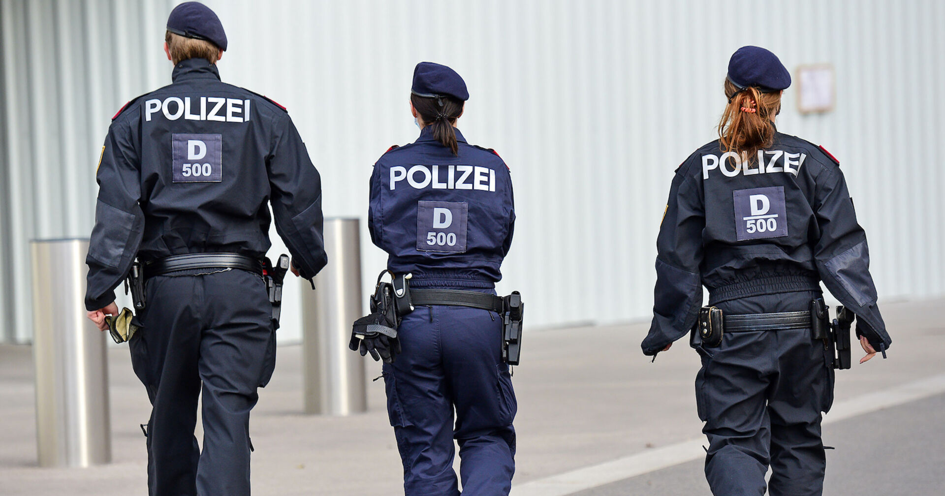 Drei Polizisten von hinten