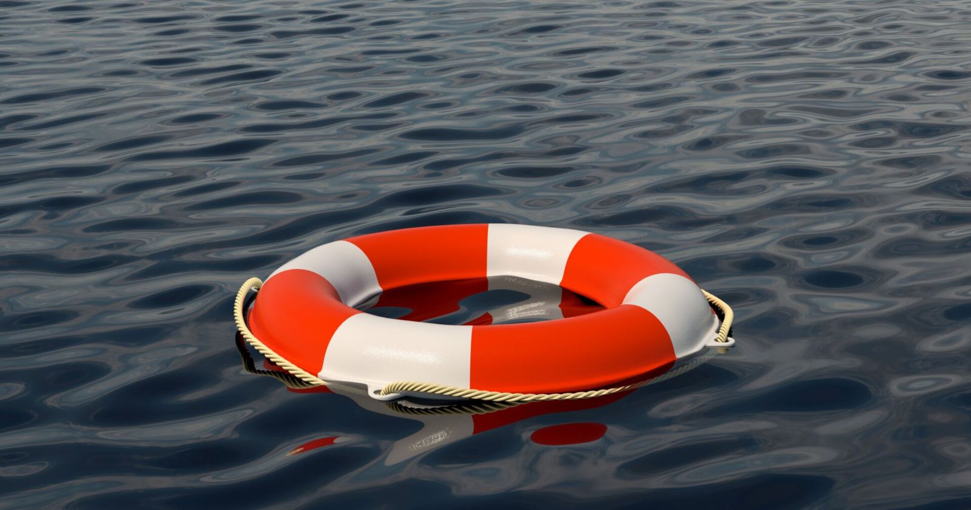 Ein Rettungsring treibt einsam auf dunklem Gewässer.