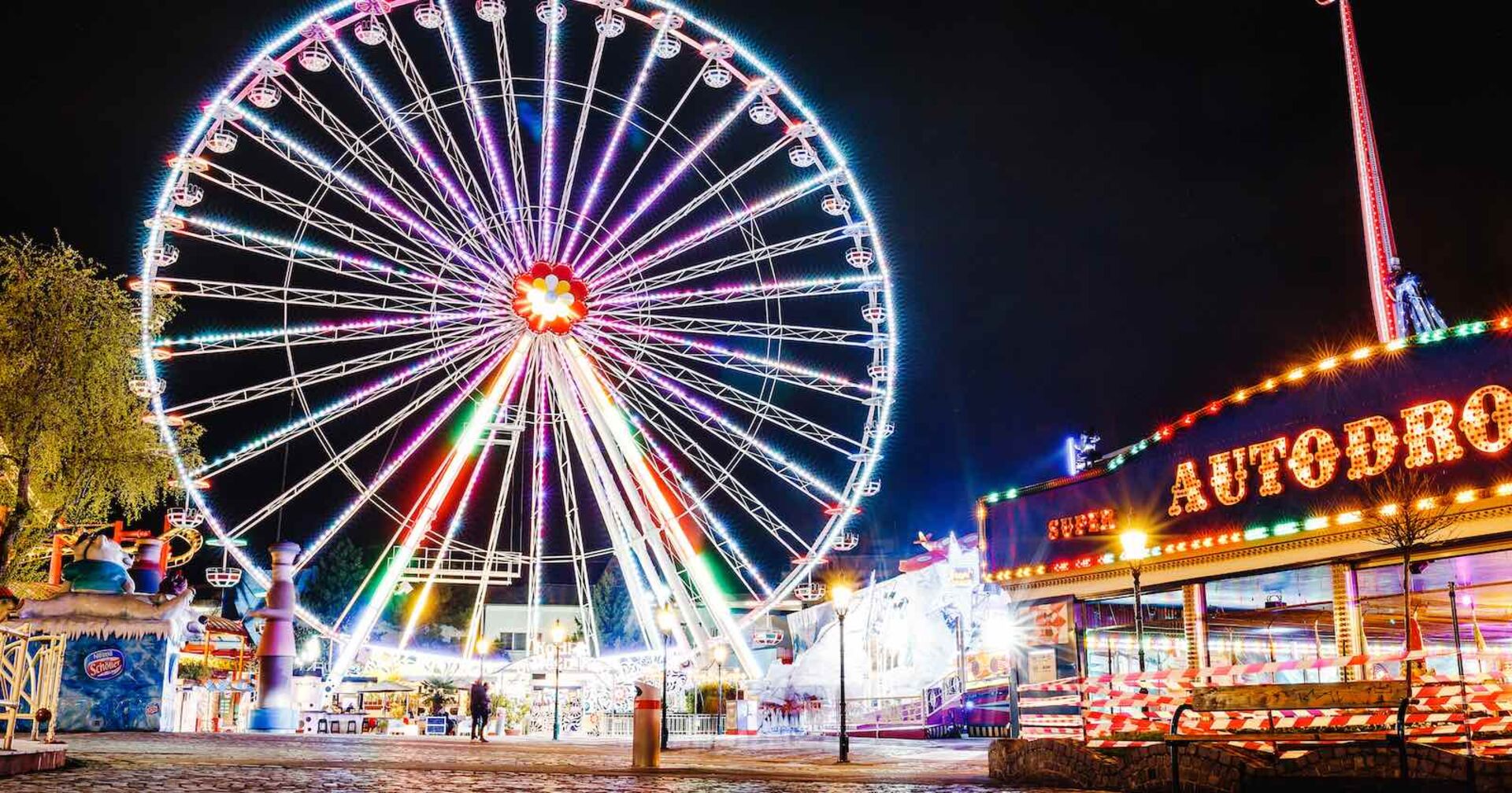 Das das beleuchtete Riesenrad im Wiener Prater in der Nacht.