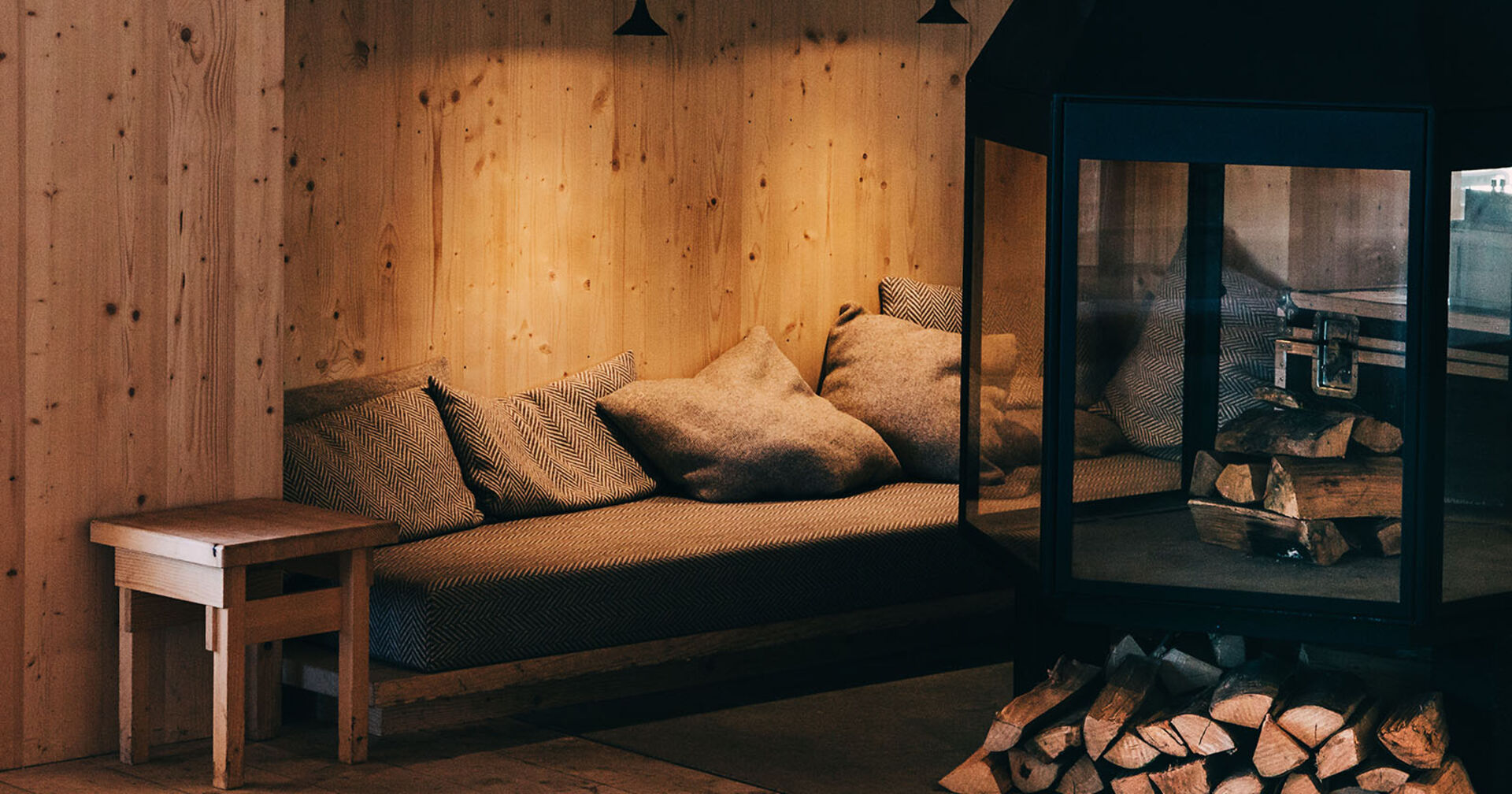 Einrichtung aus Eichenholz | Credit: iStock.com/NRuedisueli