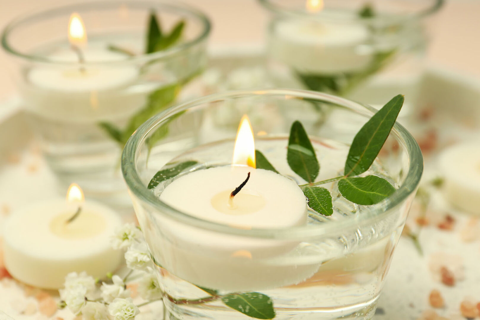 Windlicht mit Kräutern | Credit: iStock.com/Liliia Bila