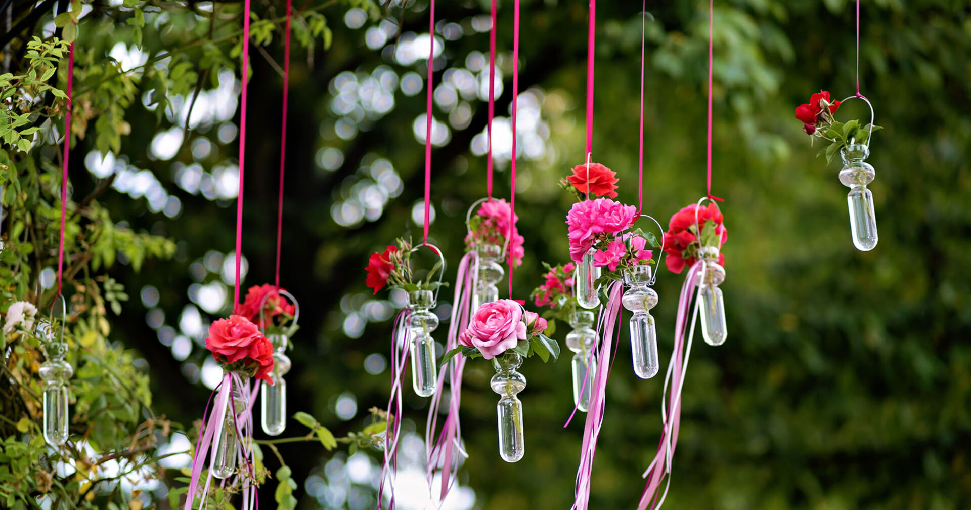 Blumen-Windlichter an einem Baum | Credit: iStock.com/Foto-Video-Studio