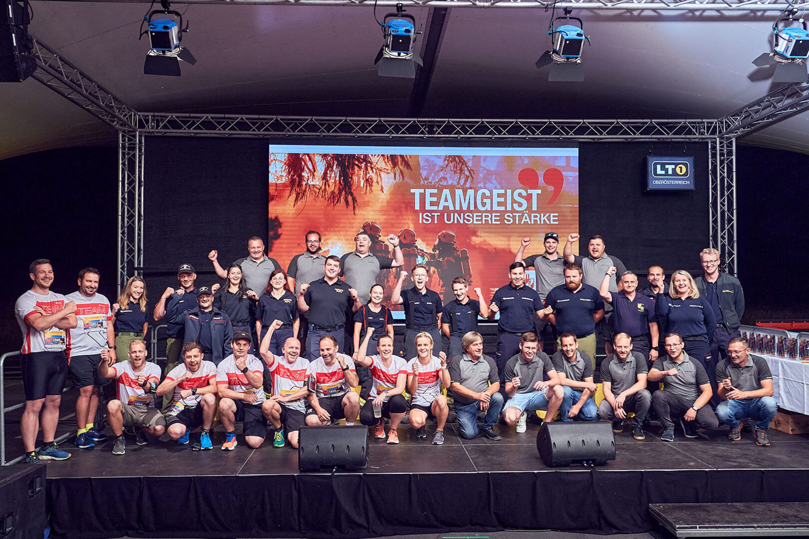 Feuerwehrleute posieren für ein Gruppenbild | Credit: Mathias Lauringer