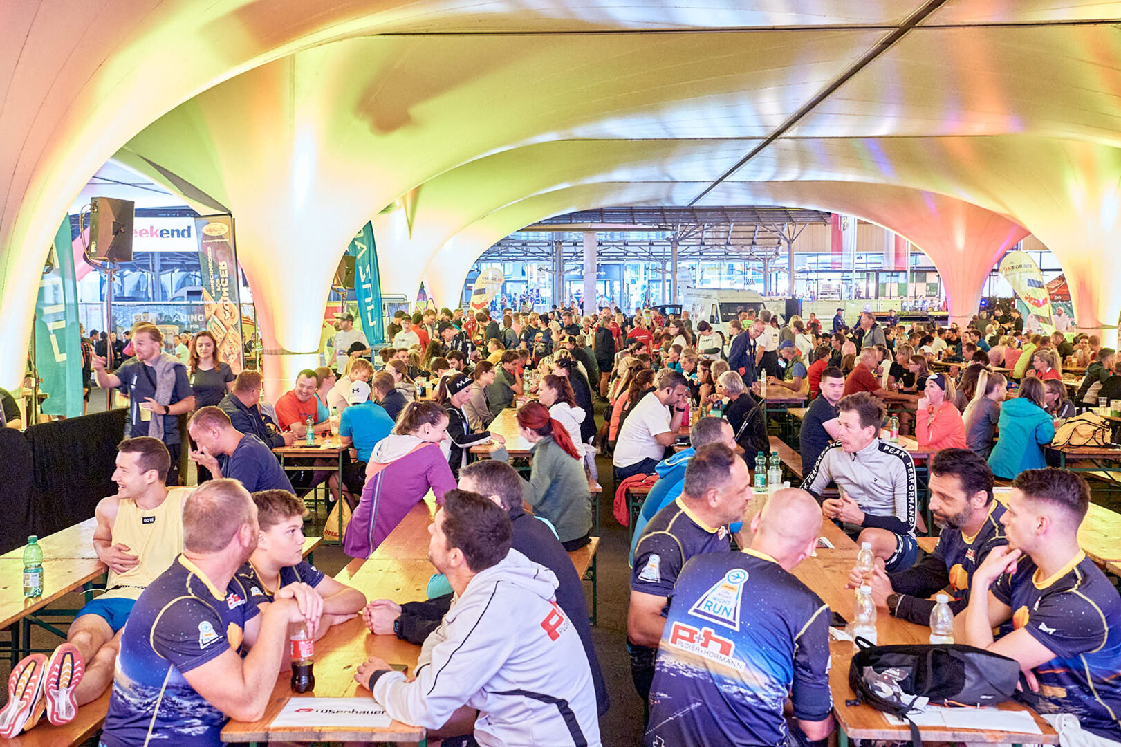 Zahlreiche Menschen sitzen in einem Festzelt zusammen | Credit: Mathias Lauringer