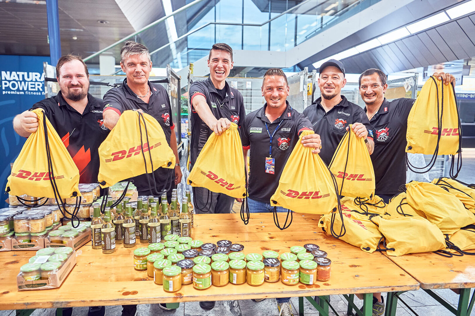 Ausgabe der Startsackerl für Läuferinnen und Läufer | Credit: Mathias Lauringer