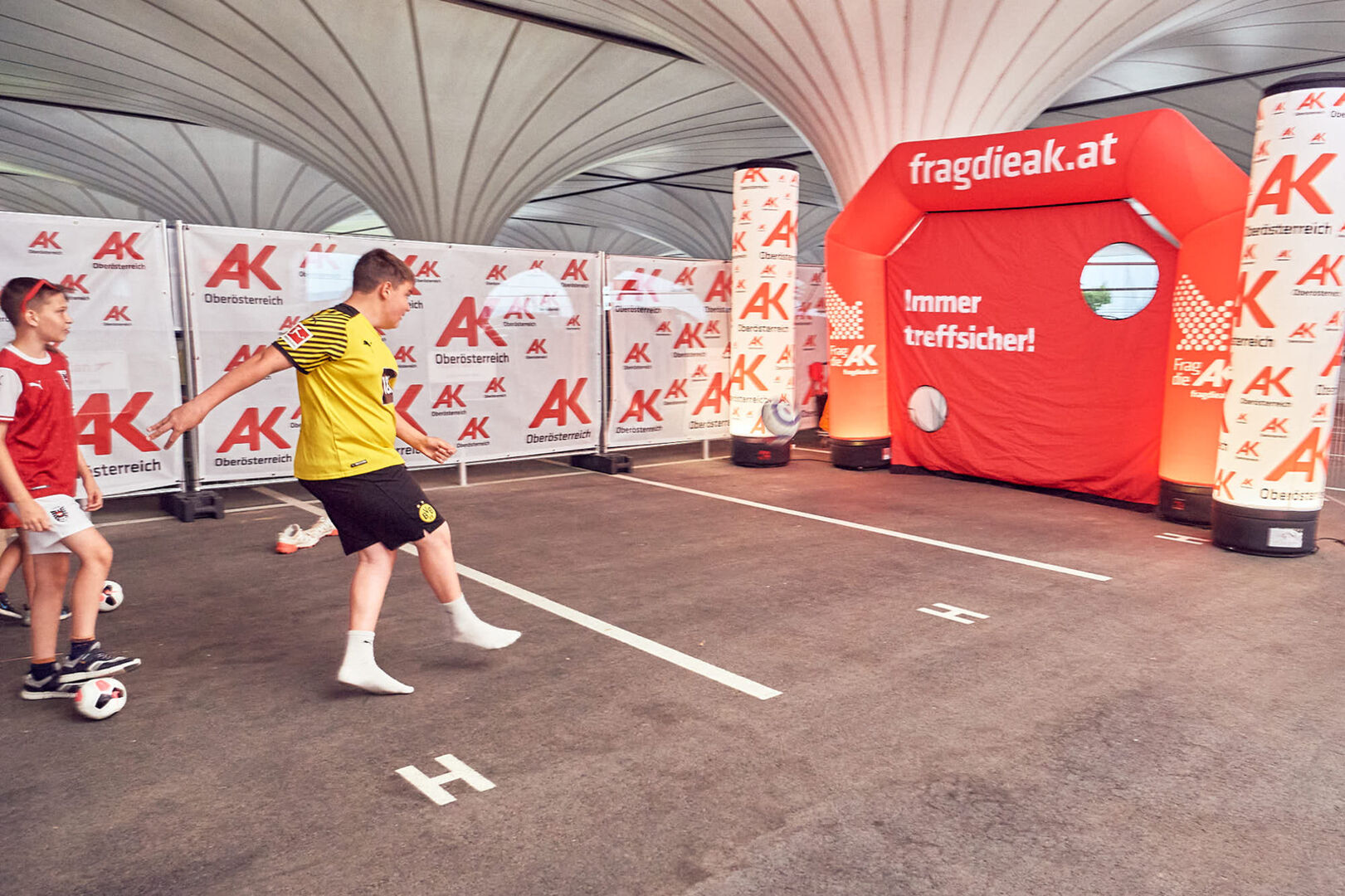 Zwei Männer an der Torschusswand | Credit: Mathias Lauringer