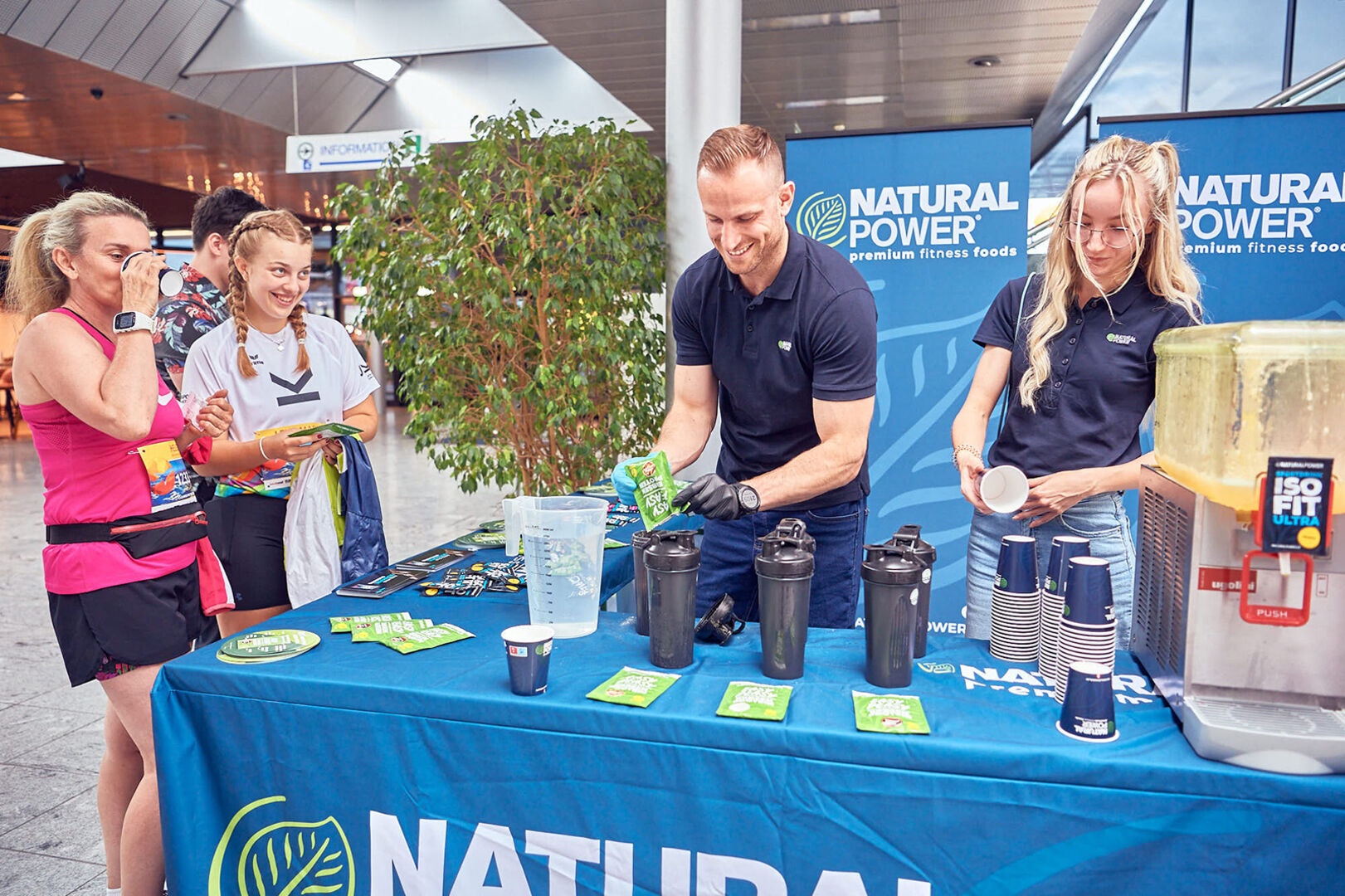 Ein Mann und drei Frauen beim Ausschank | Credit: Mathias Lauringer