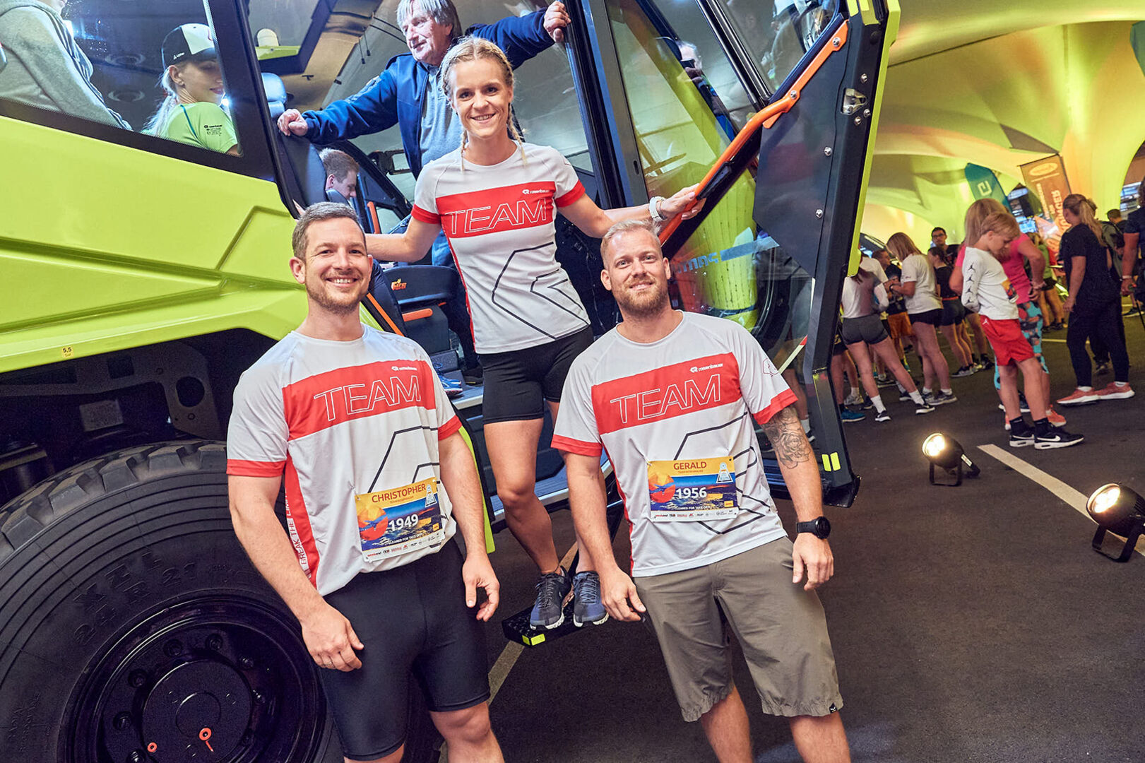 Drei männliche Läufer vor dem Night Run | Credit: Mathias Lauringer