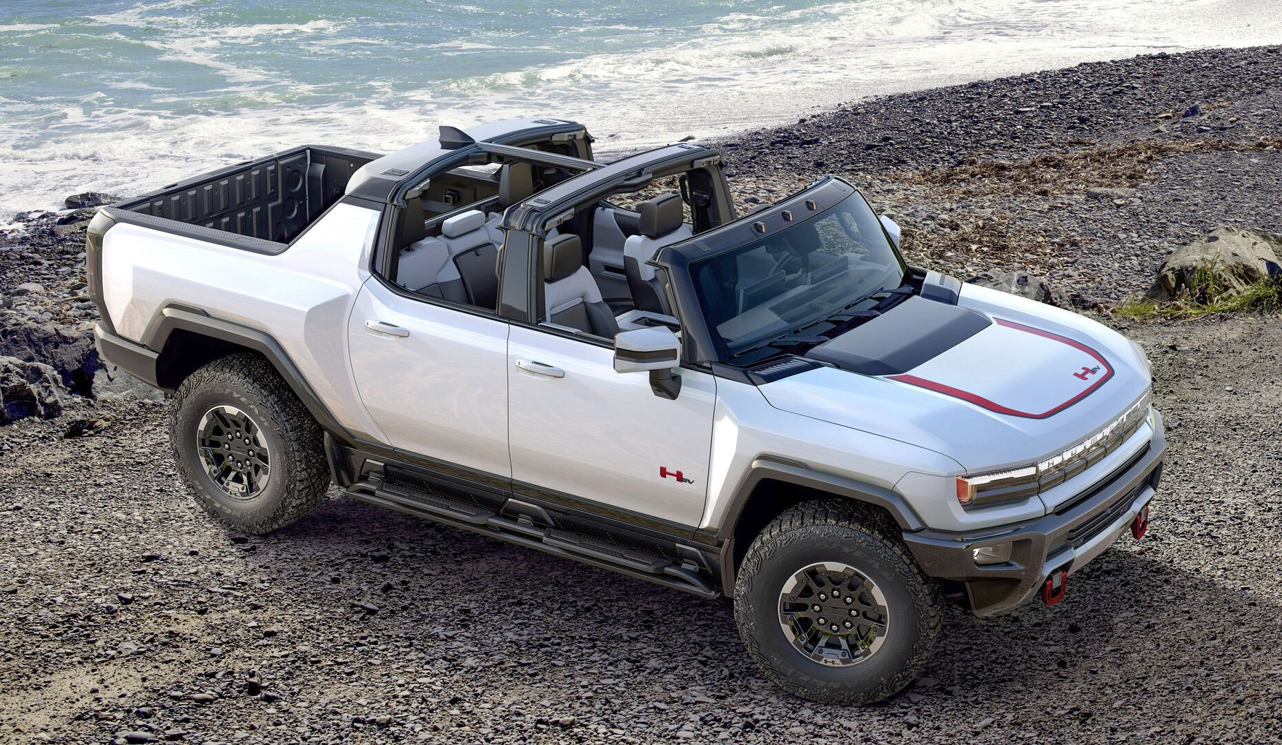 Ein Hummer ohne Dach steht an einem steinigen Strand