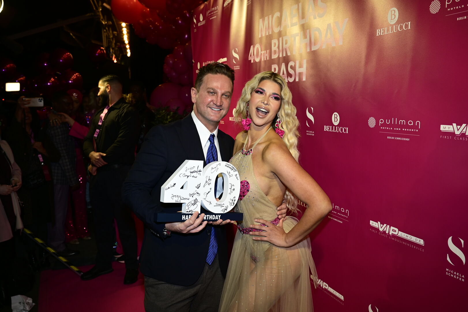 Mann und eine Frau posieren mit einem &quot;40er&quot; für ein Foto