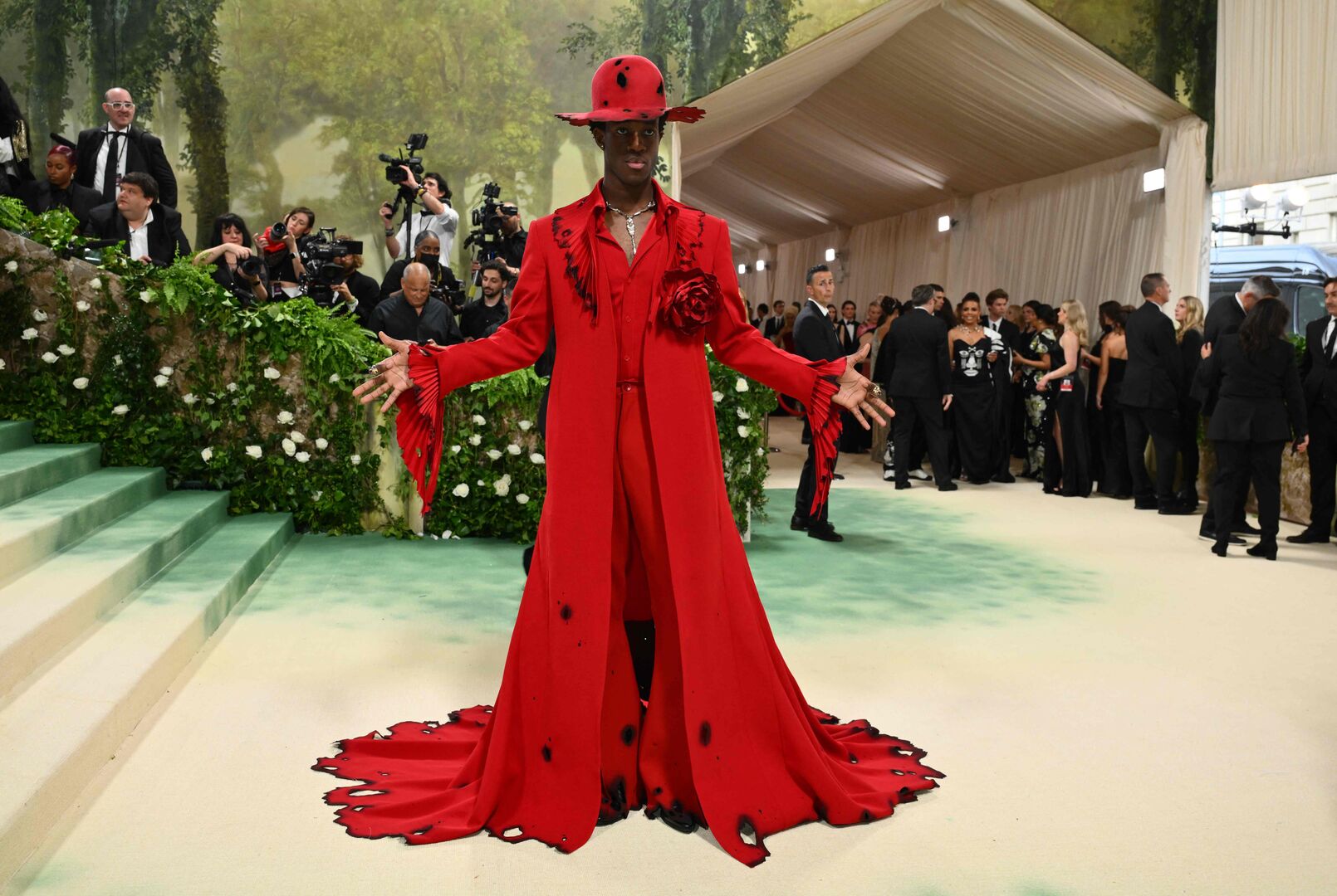 Ein Mann in einem roten Ensemble und mit rotem Hut