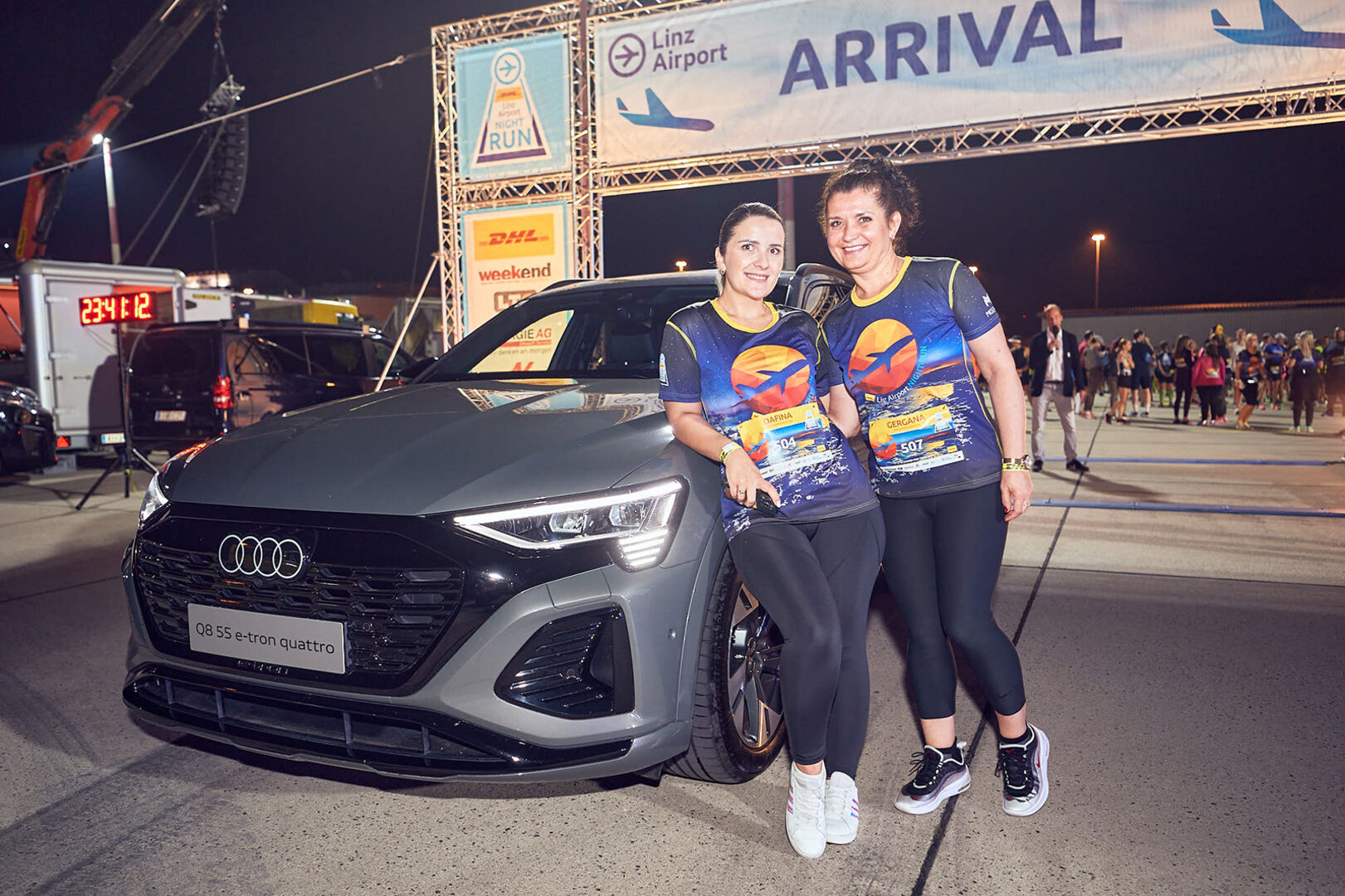 Zwei Läuferinnen warten auf den Start des Laufs | Credit: Mathias Lauringer