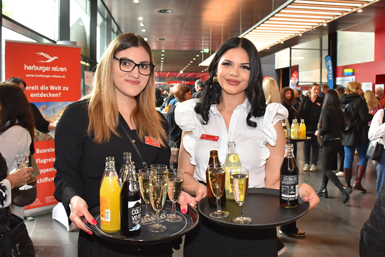 Zwei der 60 Mitarbeiter von Herburger-Reisen: Miljano Kostic (Büro Feldkirch) und Jovana Kikanovic (Büro Dornbirn Schwefel)