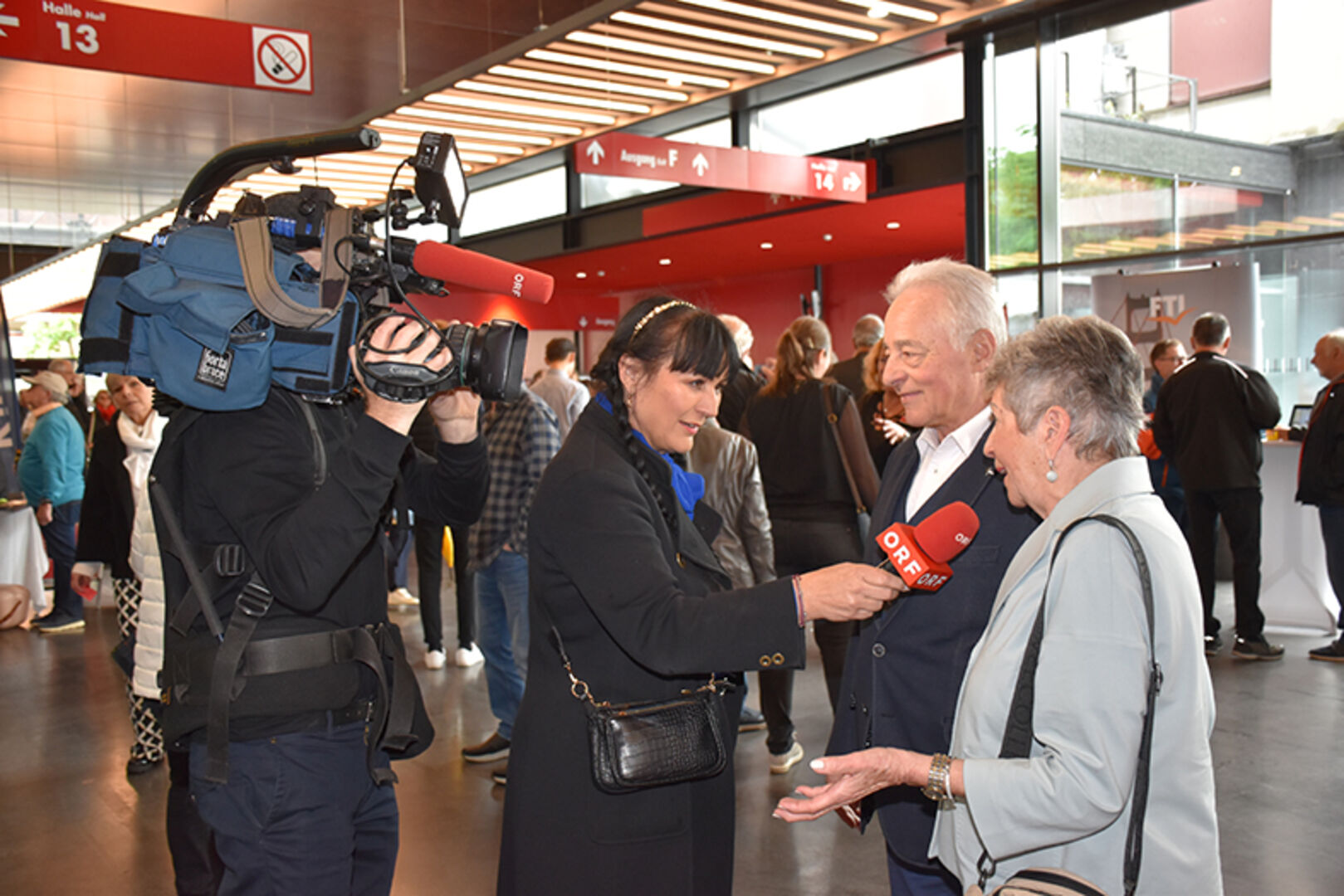 ORF „Dabei gsi-Lady“ Karin Stecher informierte sich über die Reisepläne der vielen Stammkunden von Herburger-Reisen.