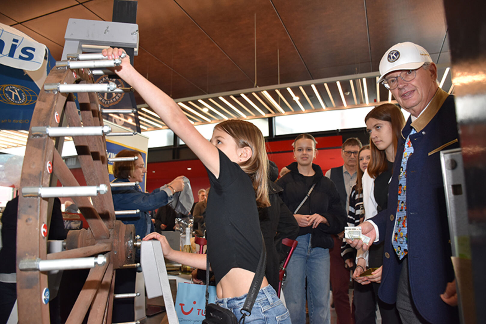 Jeder wollte bei der Kiwanis-Tombola zugunsten dem Projekt „Dach überm Kopf“ am großen Glücksrad mitmachen.