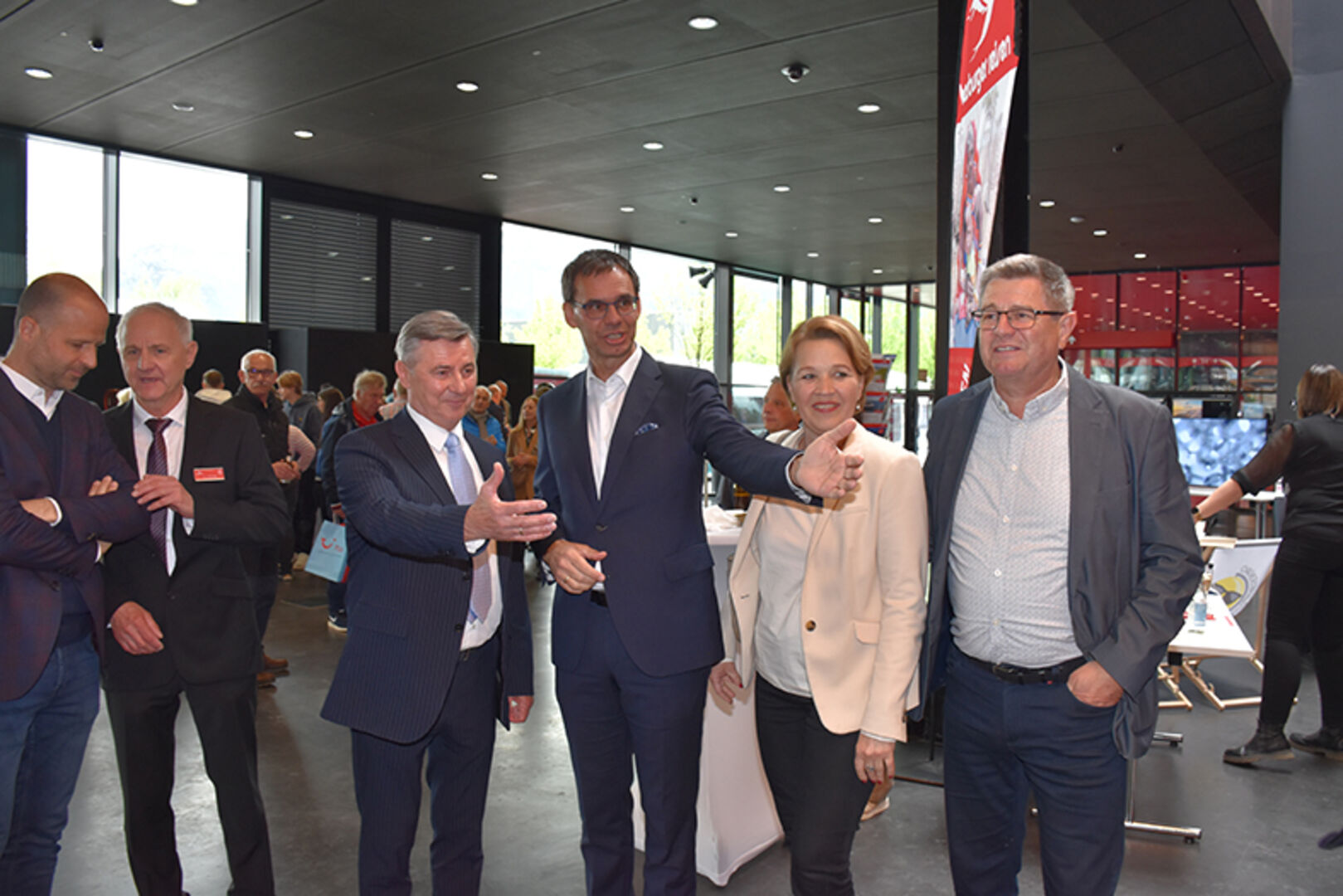 Herburger Reisen GF Klaus Herburger mit LH Markus Wallner, Bürgermeisterin Andrea Kaufmann und Wolfgang Kaufmann (SPAR Österreich)