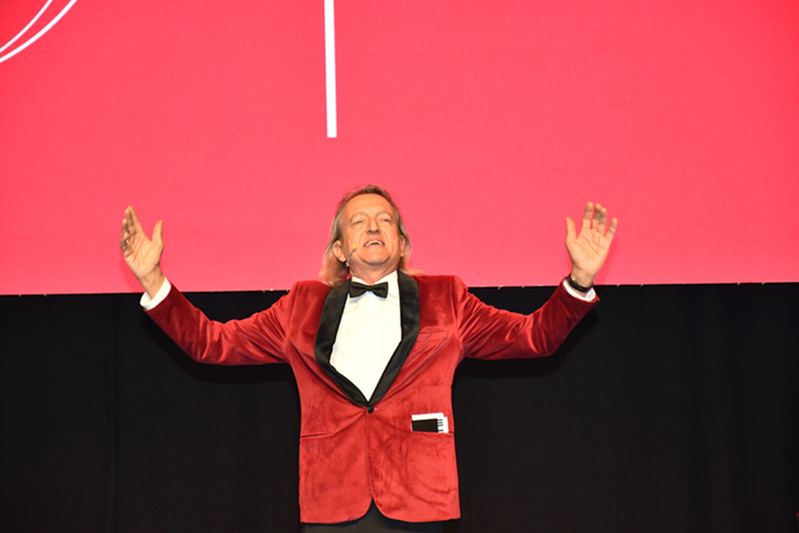 Führte köstlich-amüsant durch das mehrstündige Jubiläumsprogramm mit eigens komponierten „Herburger-Songs“: Entertainer und Moderator Markus Linder