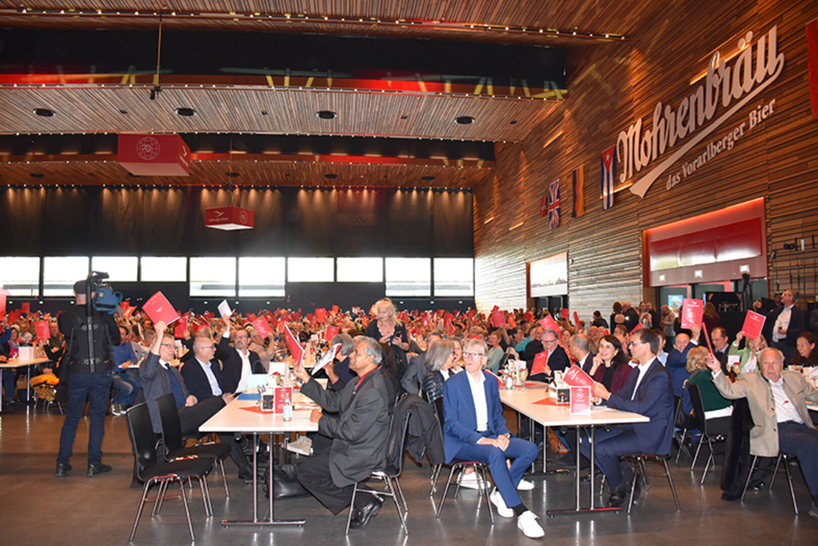 Wie in alten Zeiten… die Mohrenbräu-Halle im Messequartier war anläßlich dem 70-Jahr-Jubliäum von Herburger Reisen bis auf den letzten Platz gefüllt.