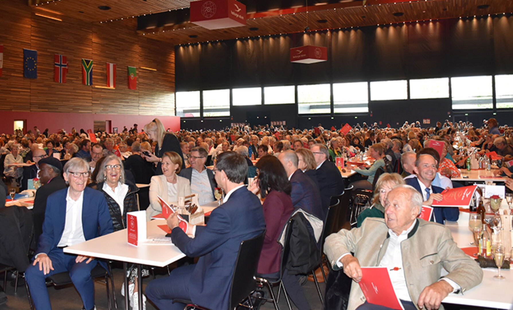„Lasst uns feiern – Herburger Reisen wird siebzig!“ Über 2000 Gäste folgten der Einladung ins Messequartier nach Dornbirn.
