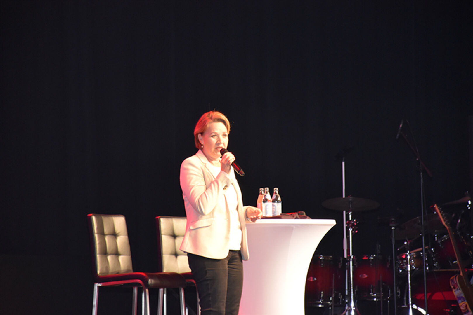 Hausherrin Bürgermeister Andrea Kaufmann freute sich über diese Jubläumsveranstaltung, die die Mohrenbräu-Halle wie zu „alten Messezeiten“ wieder einmal füllte.