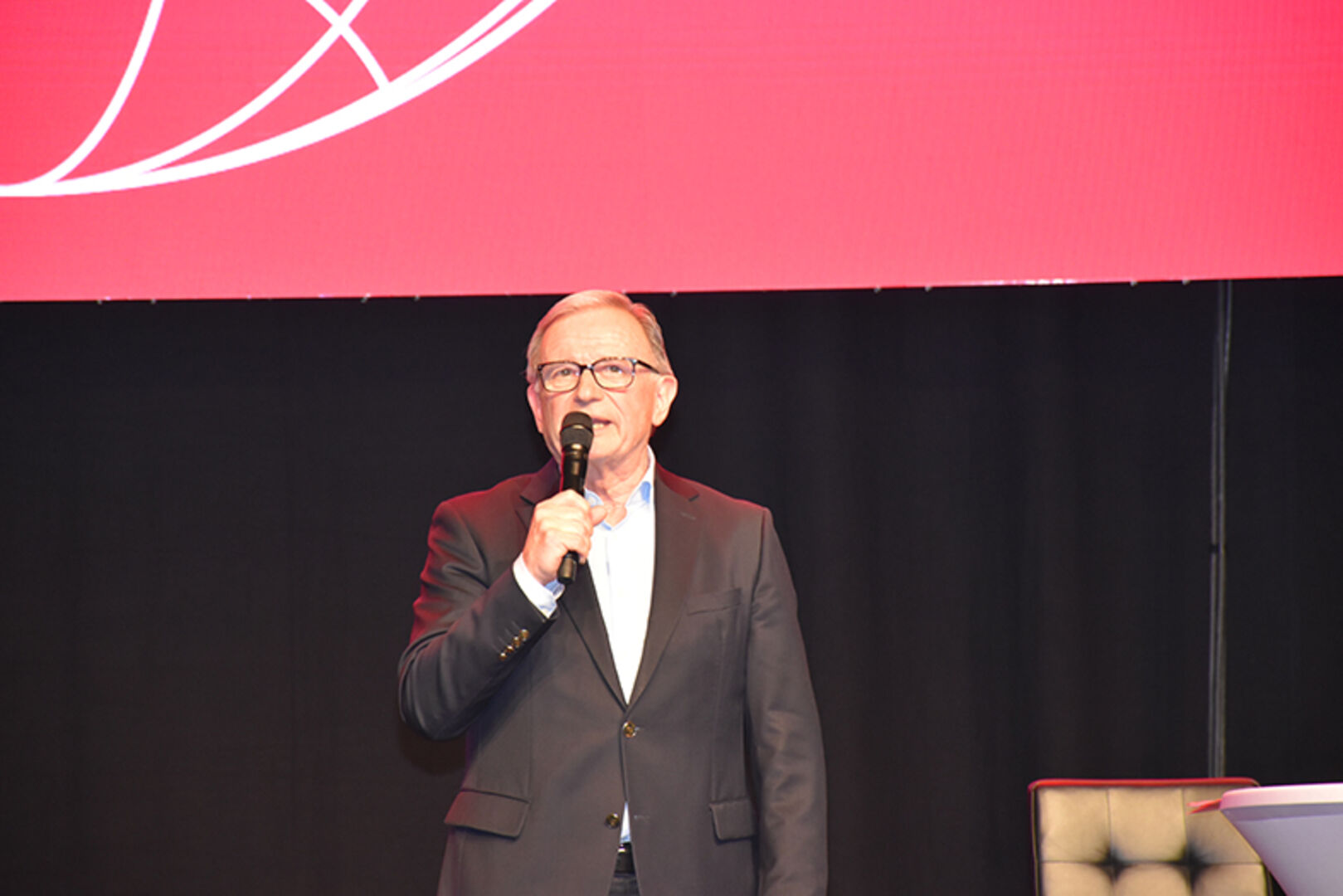 Dankesworte von NR Karlheinz Kopf an Klaus Herburger in seiner Funktion des Fachgruppengeschäftsführer der Reisebüros.