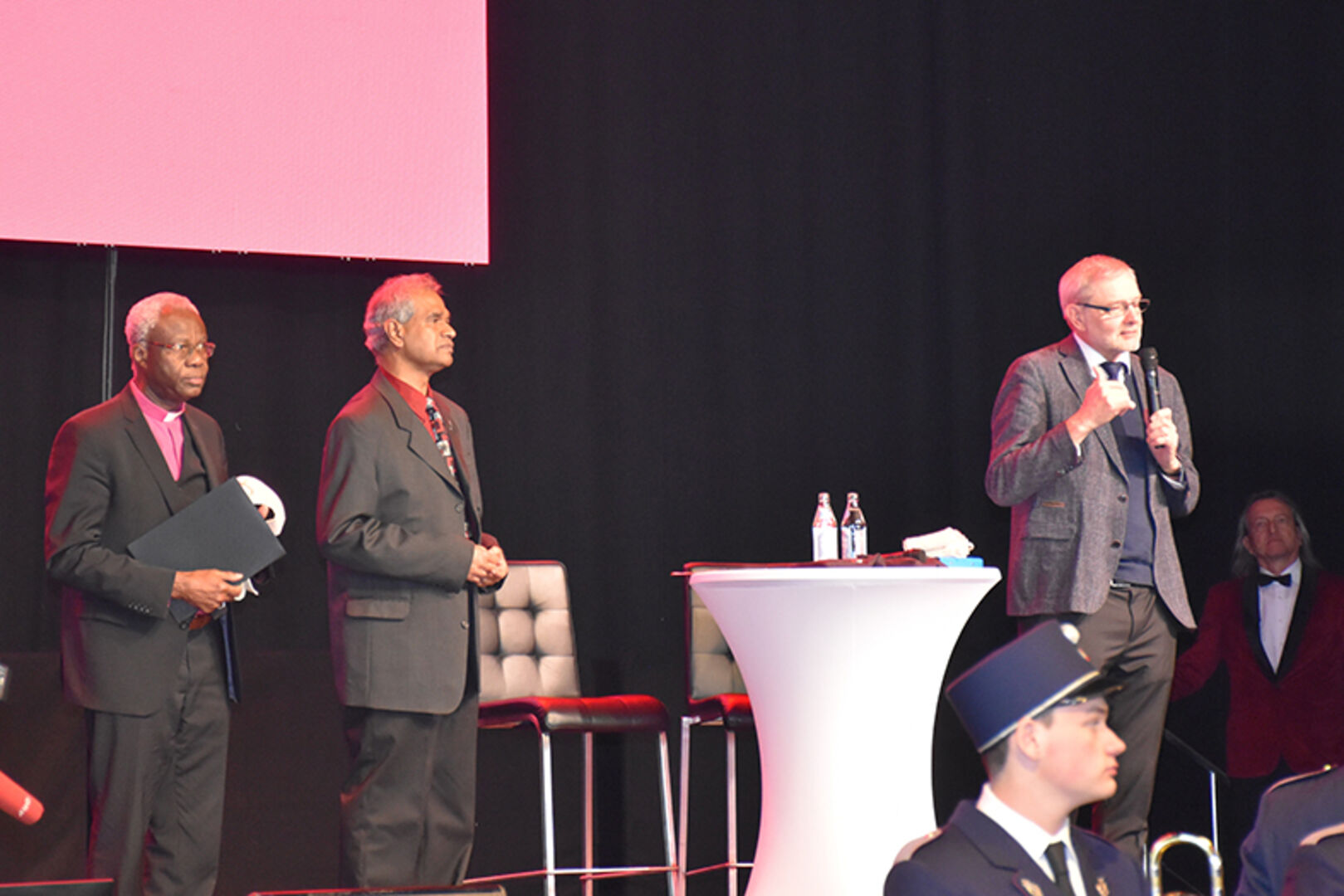 Bischof Okoro, Pfarrer Varghese „Georg“ Thaniyath und Dekan Erich Baldauf weihten den neuen Doppelstöcker-Bus ein.