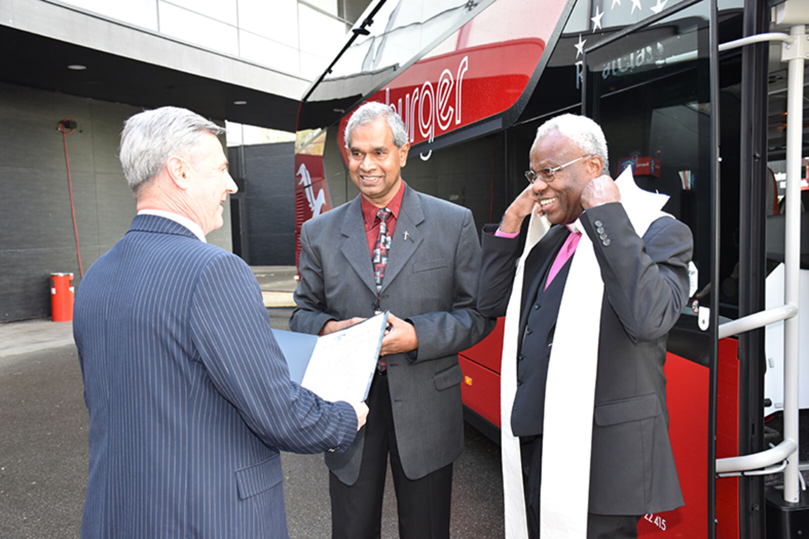 Herburger GF Klaus Herburger mit Pfarrer Varghese „Georg“ Thaniyath und Bischof Okoro.