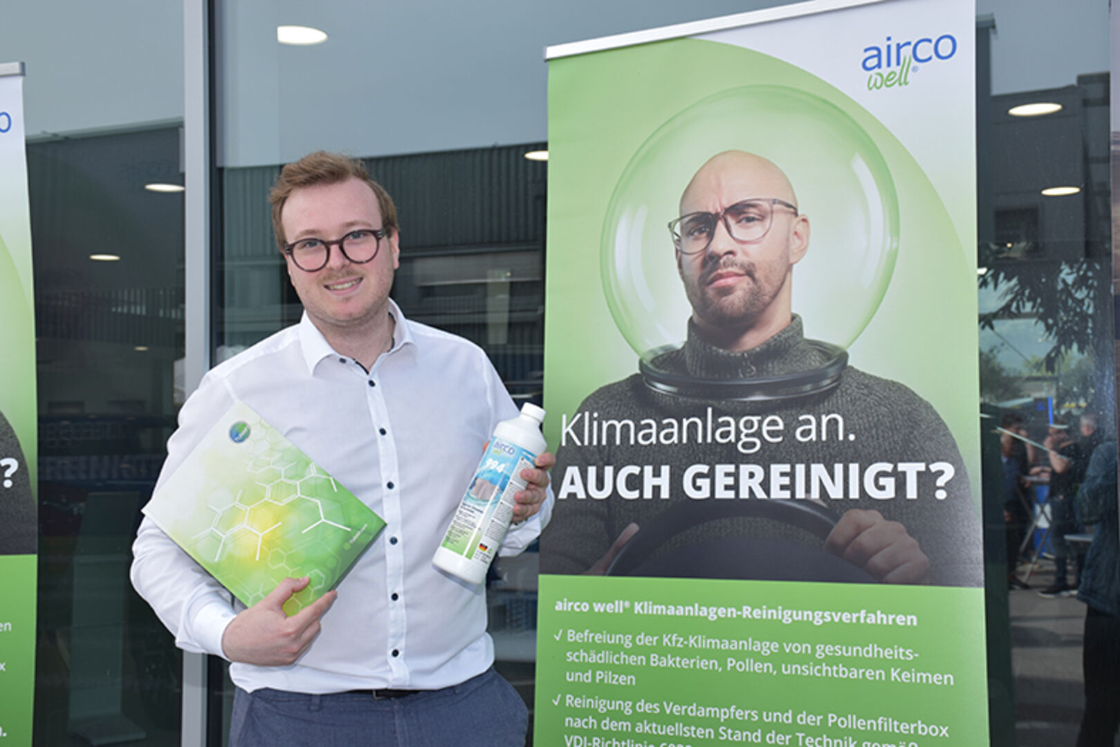 Lennhard Moser berät über den Pollenfilterwechsel, davon profitieren vor allem Allergiker und Asthmatiker.