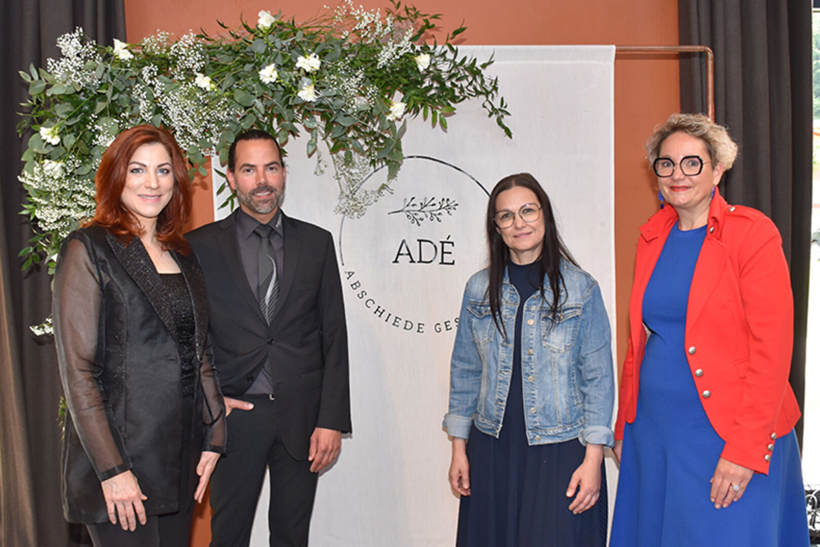 Melanie Pockenauer (MO Catering, re.) präsentierte stellvertretend für andere Locations die alternativen Möglichkeiten zum üblichen Totenmahl.