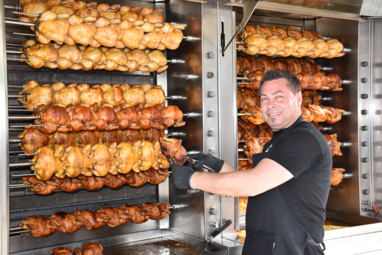 400 halbe Hähnchen von Floris Grillhendel gingen weg, wie die warmen Semmel.