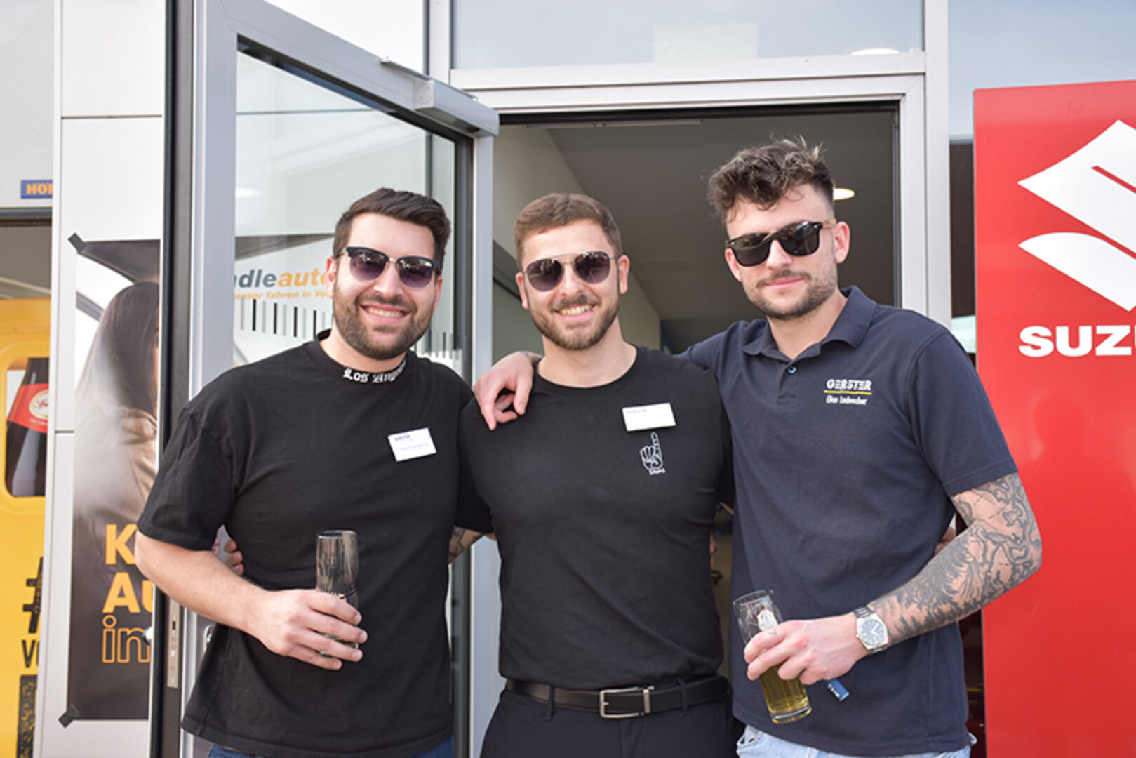 Alberto Vecchio und Simon Schwarz (Ford/Kia-Beratung) und Elias Ludescher (Abteilungleiter Lager-/Ersatzteile)