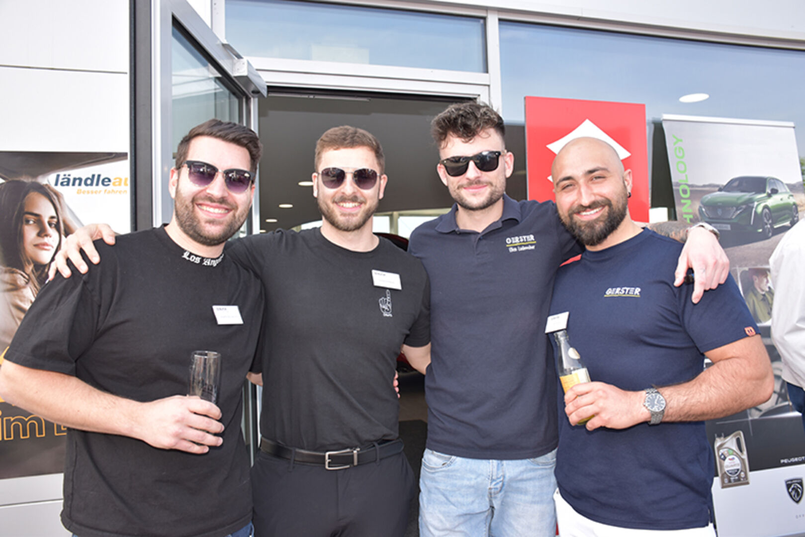 Alberto, Simon, Elias und Ahmet, vier der knapp 60 Mitarbeiter von Auto Gerster, die beim Frühschoppen mitgeholfen haben.