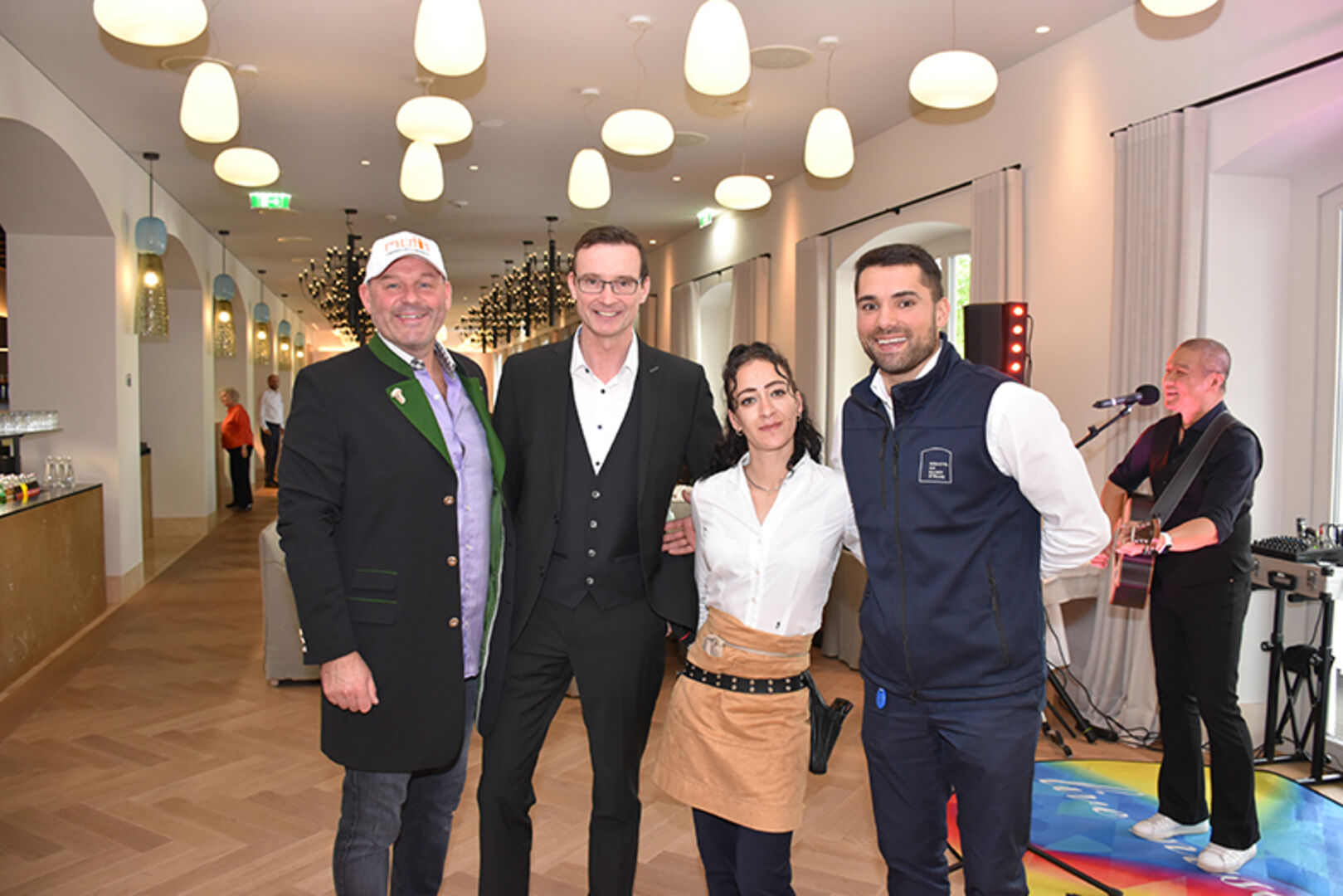 Winzer Sepp Möth aus Bregenz, Seehotel am Kaiserstrand Hoteldirektor Christina Kaindl und Romina und Henry (Seehotel am Kaiserstrand)