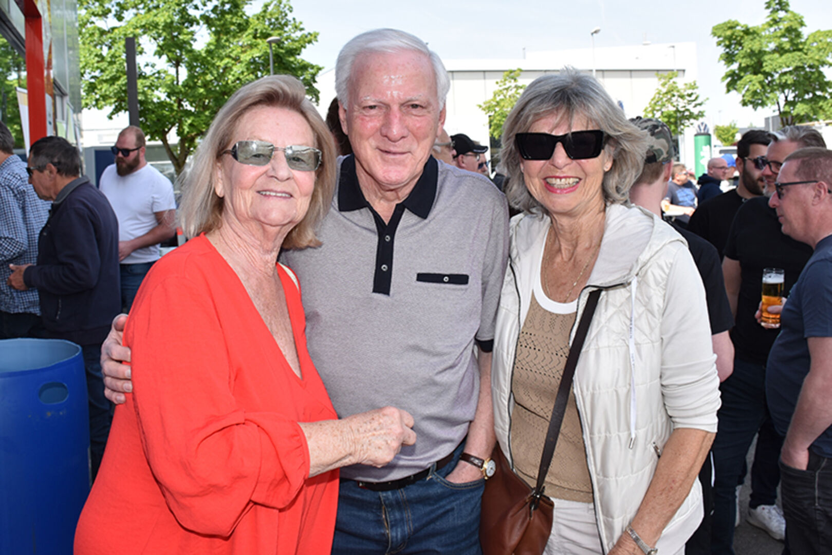 Fahren gemeinsam über 100 Jahre Opel: Roswitha Bohle mit Hansjörg und Rosi Stohs