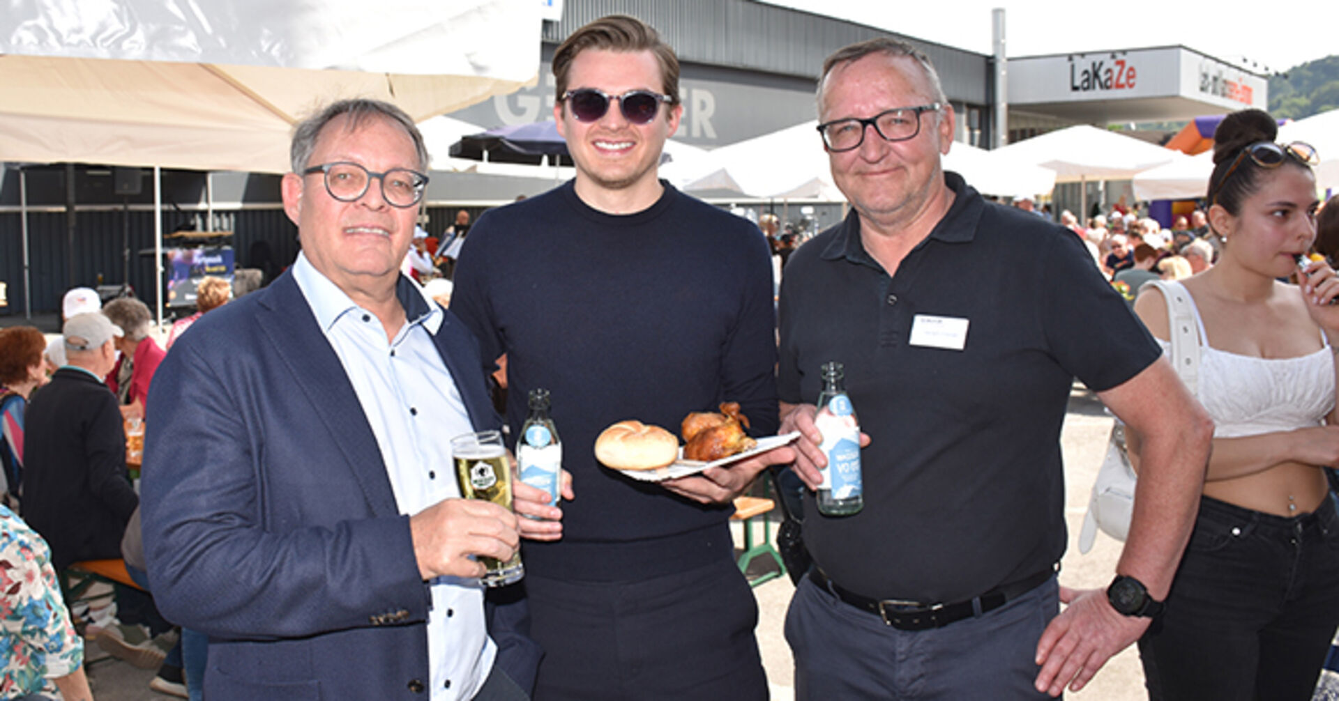 Freuten sich über den großen Andrang zum „Frühschoppen von Auto Gerster“: GF Christoph und Philipp Gerster mit Verkaufsleiter Georg Kirchberger