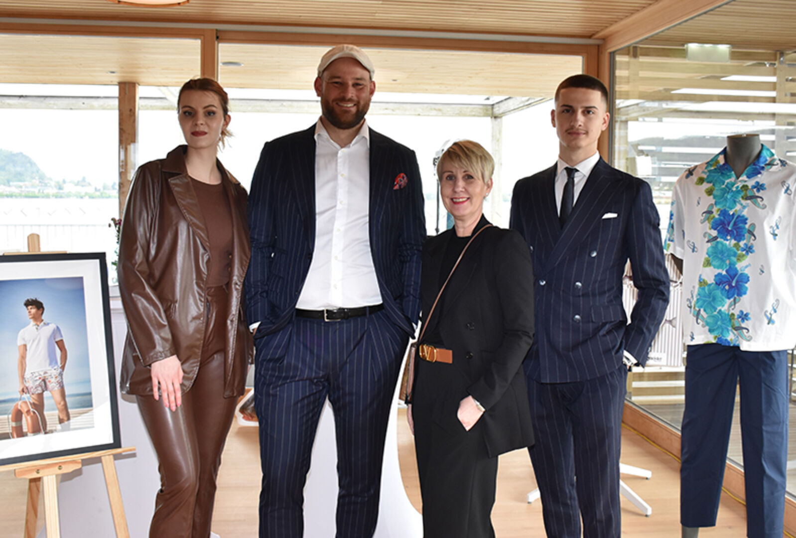 Von Sagmeister-Moden: Denis Simm (Sozial-Media-Beautragte), Patrick Maigler (Stv Filialleiter), Petra Wenrich (Filialleitung Bregenz) und Mihajlo Lesic