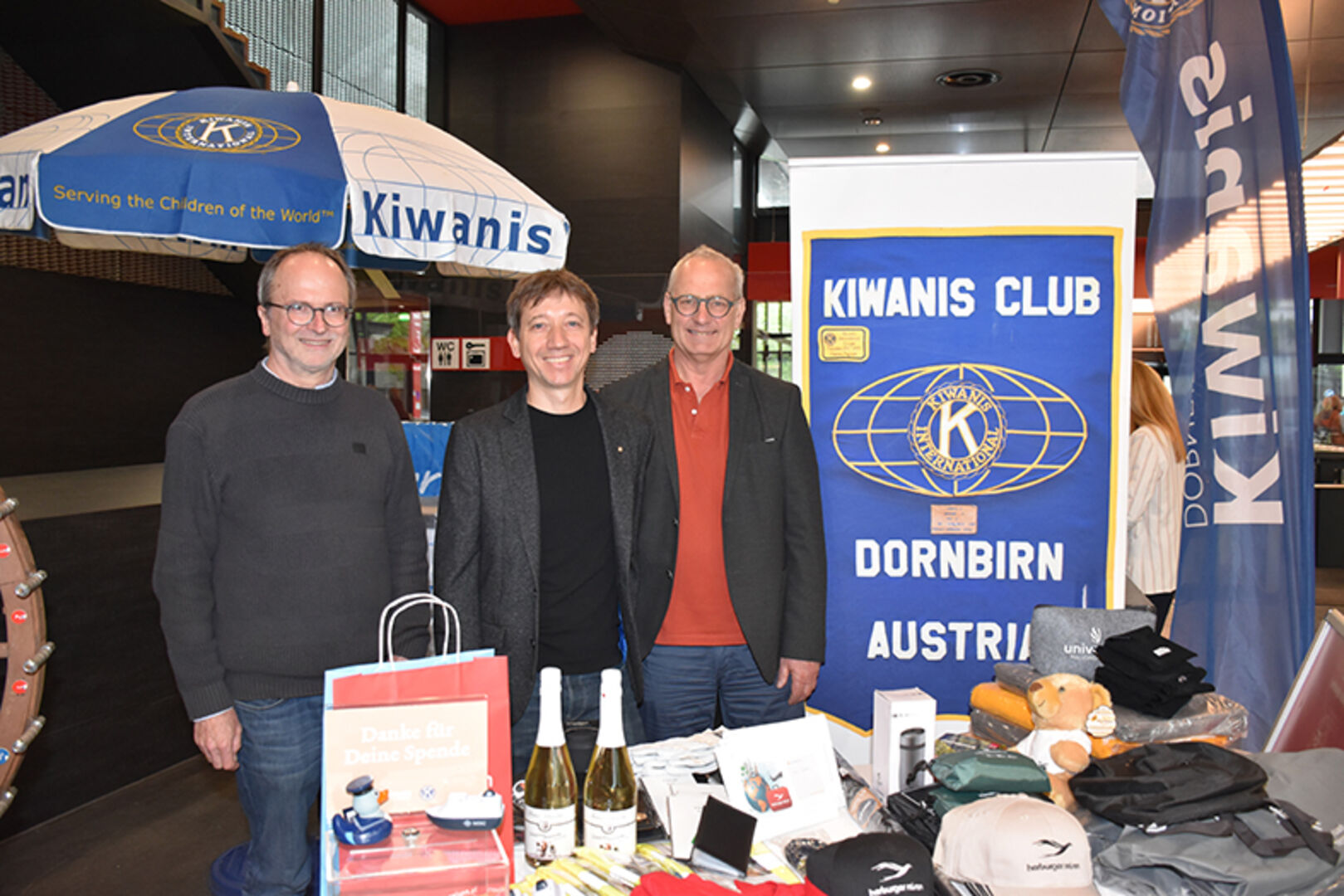 Am Stand der Kiwanis gab es hunderte Tombola-Preise zu gewinnen: Walter Ritsch (Ritsch-Möbelhandwerk), Daniel Flatz (Mäser Digital Media) und GF Johannes Hengel (Johannes Thurnher`s Nachfolger)