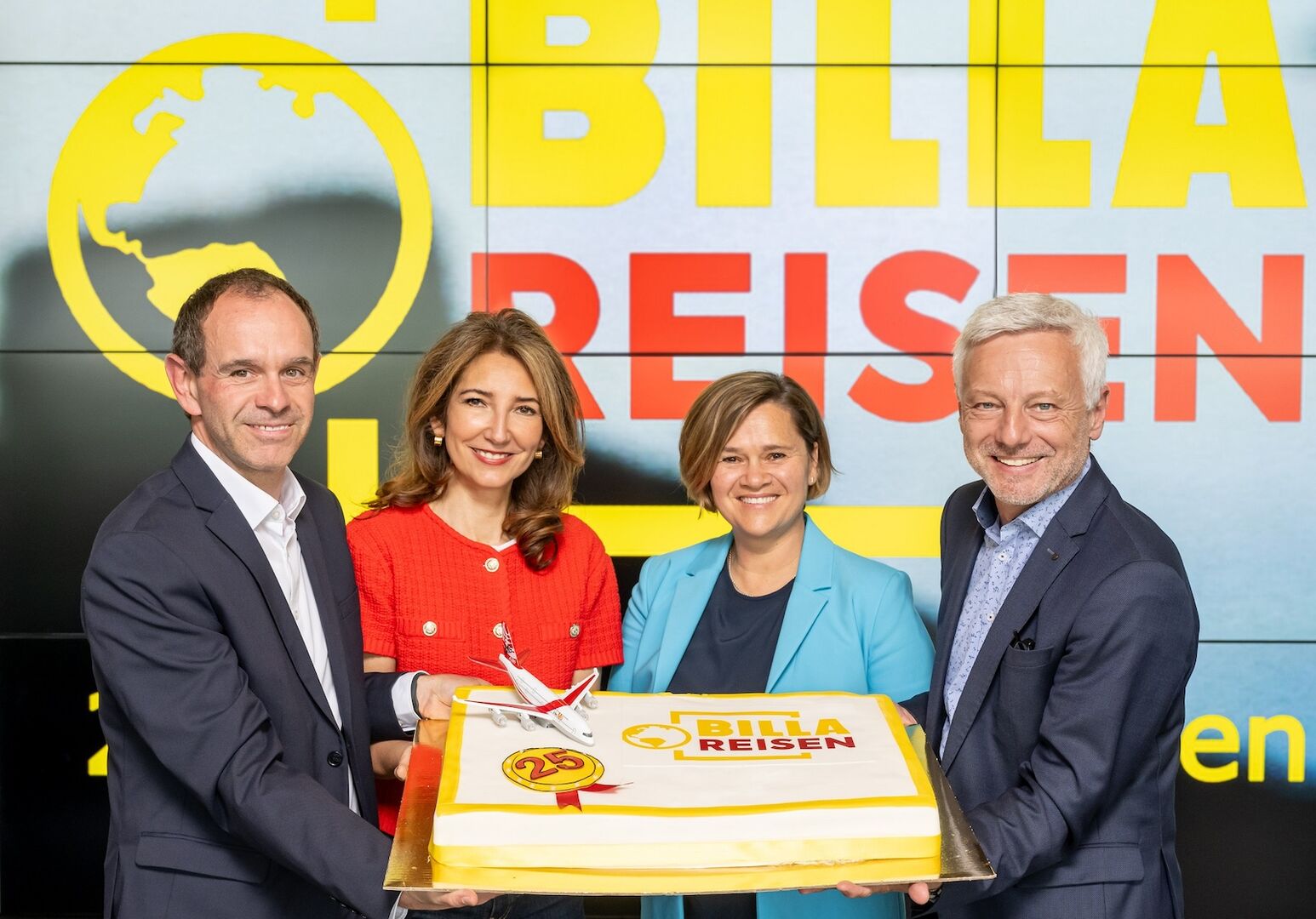 Gruppenbild mit Torte