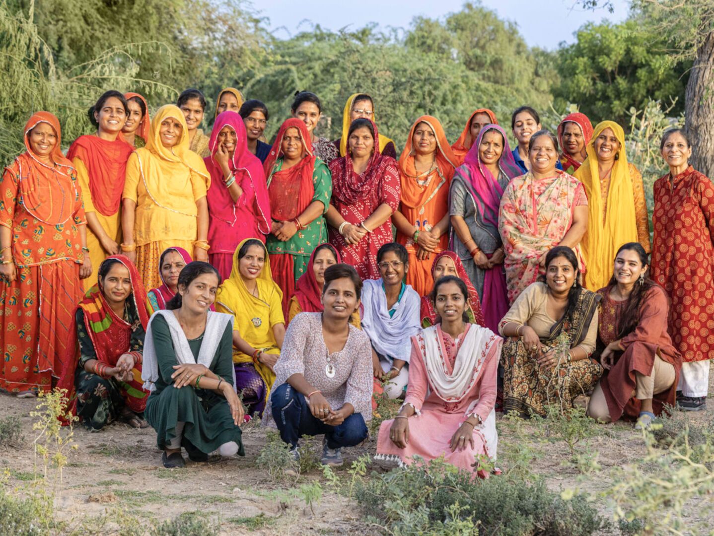 Gruppenbild von Frauen in farbenfrohen Saris
