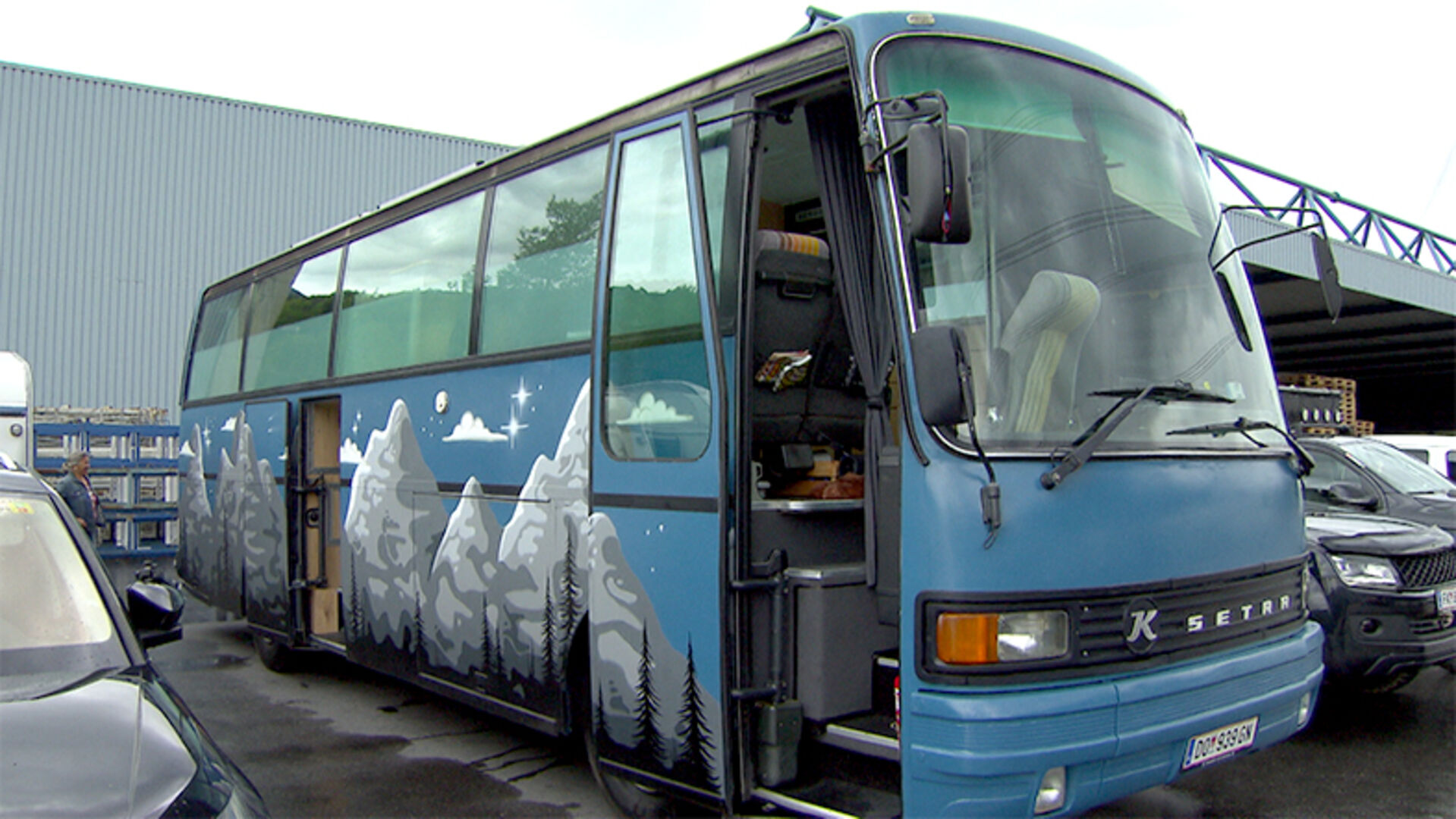 Ein ehemaliger Reisebus wird zum Campingbus.