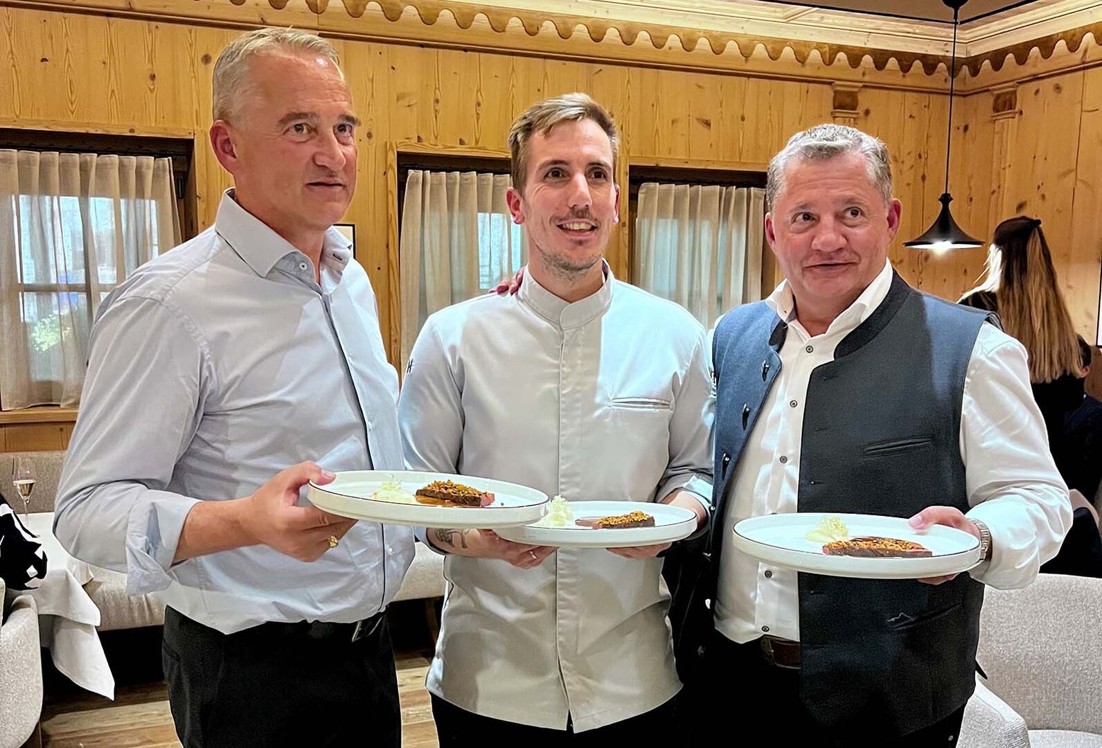 Alfred Pierer, Küchendirektor Lovro Balind und Franz Pierer bei der Eröffnung des AlmAsia Pop-up-Restaurants