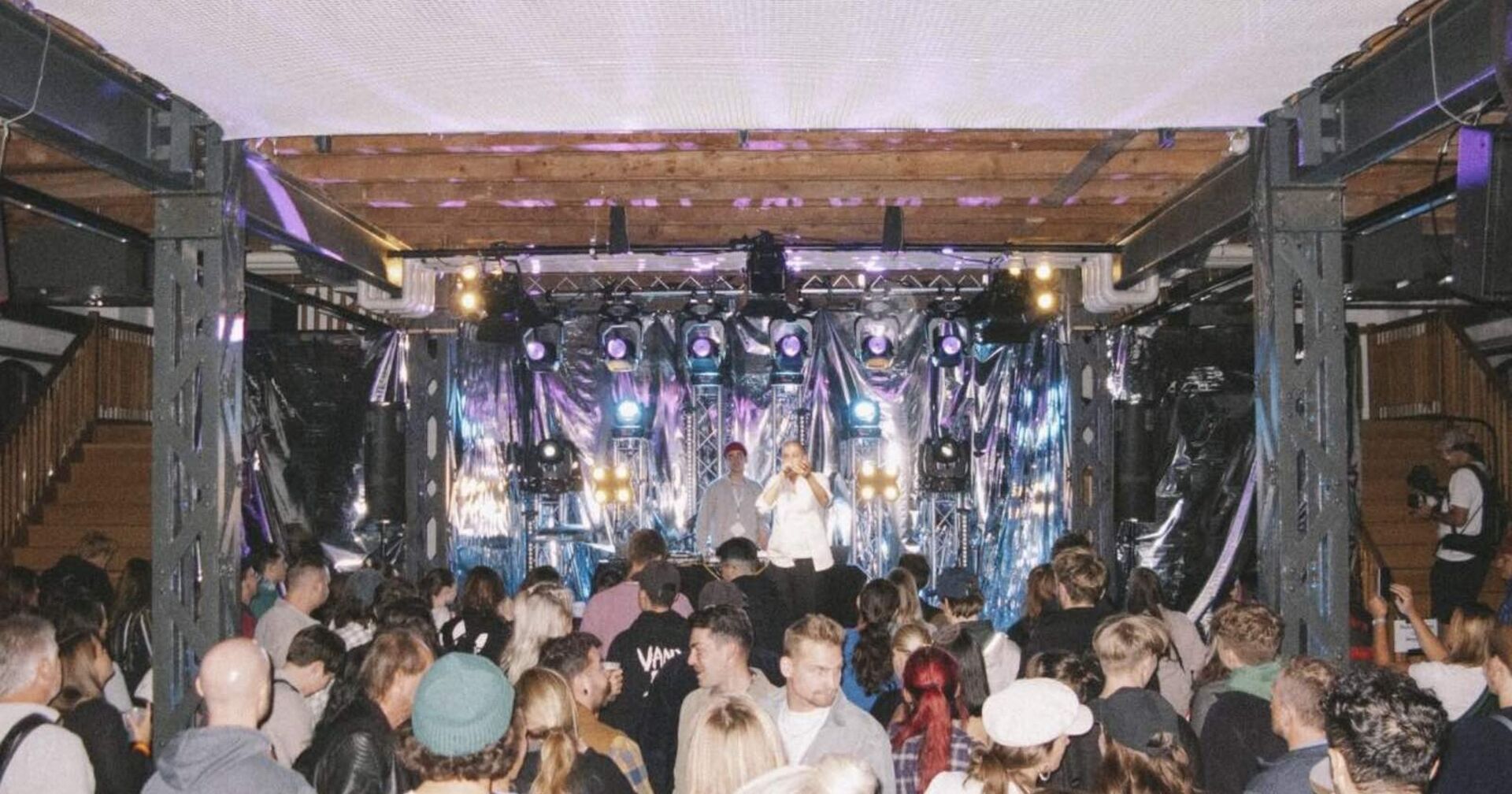 Band spielt auf der Bühne, davor stehen Festivalgäste